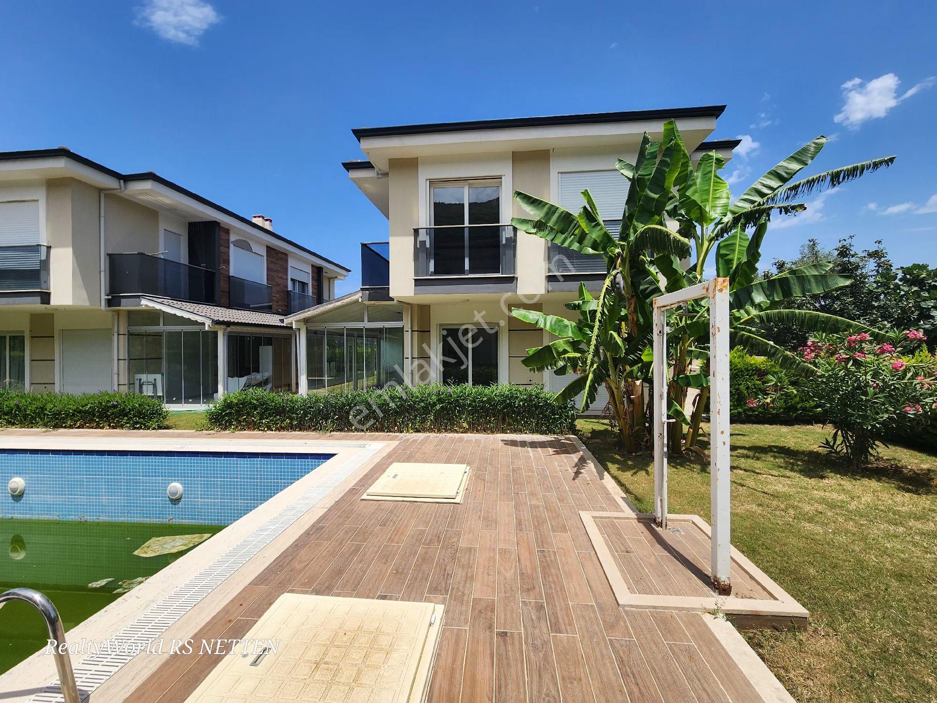Kuşadası Güzelçamlı Satılık Villa 3+1 ebeveyn banyo veranda ortak havuz satılık YAZLIK