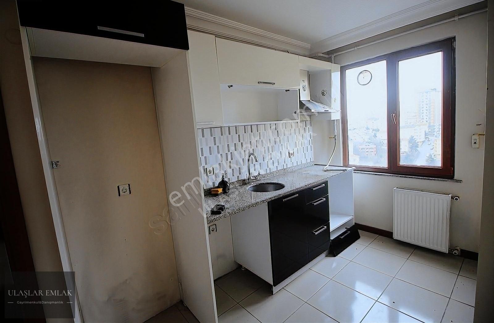 Ümraniye Site Satılık Daire FİNANS MERKEZİ VE METRONUN YANIBAŞINDA SATILIK 2+1 90 M2 DAİRE.