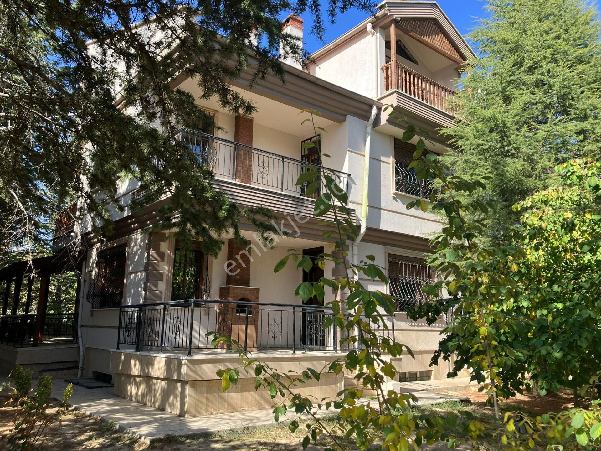Selçuklu Hocacihan Kiralık Villa  Konya Selçuklu Mehmet Akif Mah. Müstakil 3 katlı Bahçeli Villa