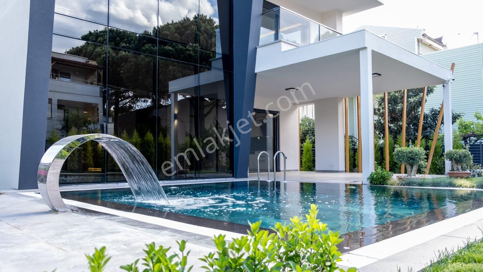 Edremit Akçay Satılık Villa  POYRAZ GAYRİMENKUL'den AKÇAY YENMAHALLE'de SATILIK 489m2 ARSA İÇİNDE ULTRA LÜKS VİLLA 