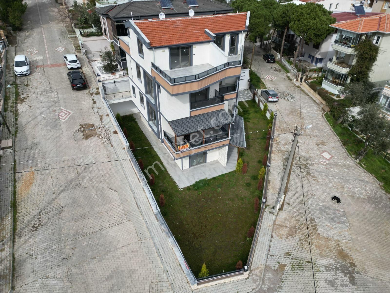 Edremit Altınoluk Satılık Villa Altınoluk İlkbahar'dan Merkezde Eşsiz Köşe Parselde Fourlex Villa