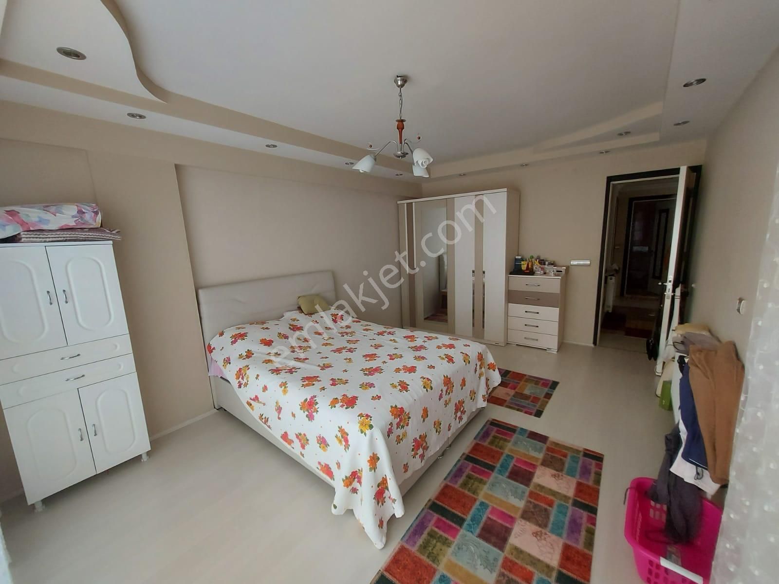 Ender uysal gayri̇menkulden si̇telerde ki̇ralik geni̇ş 2+1 dai̇re..