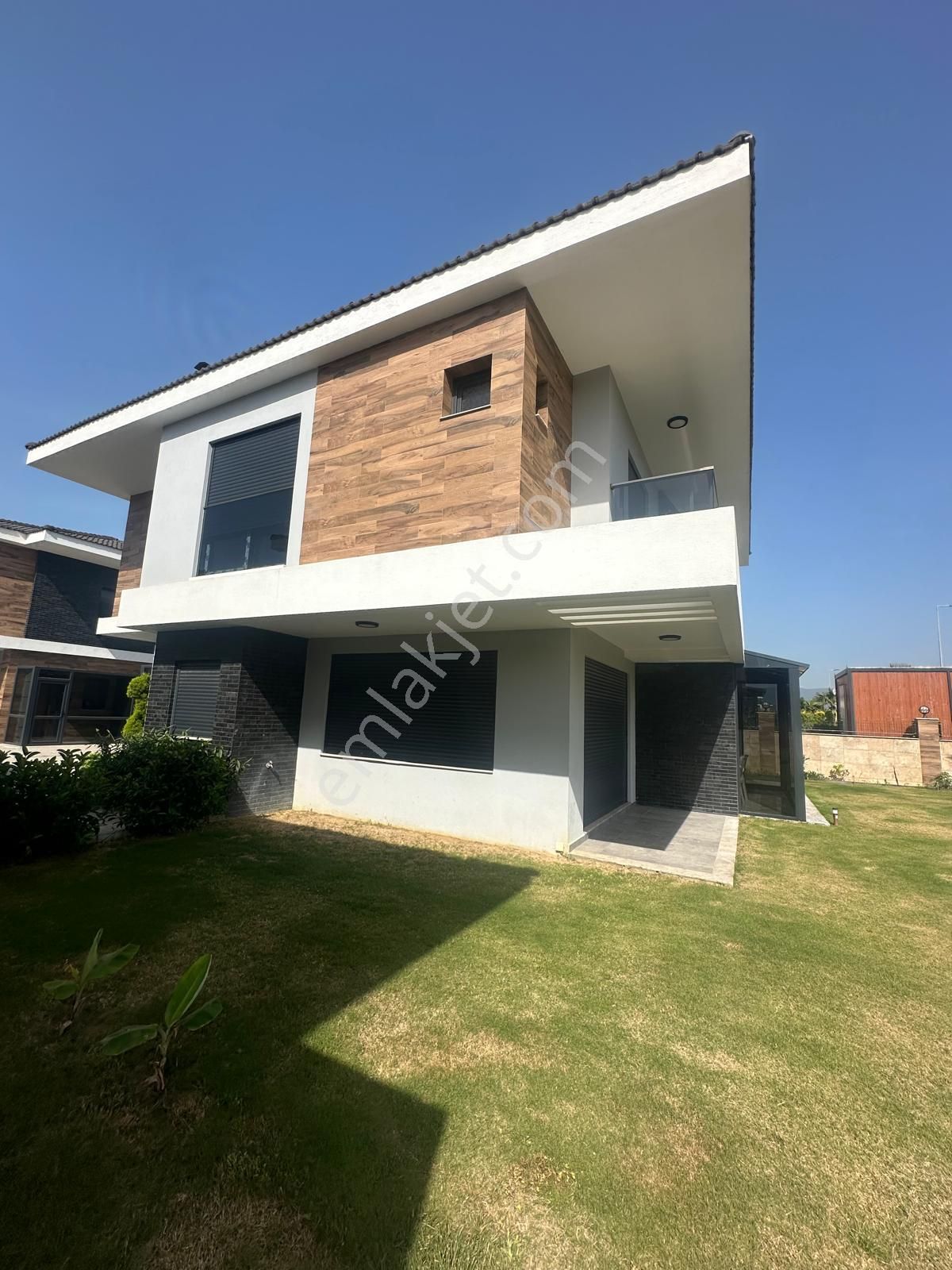 Kuşadası Davutlar Sahil Sitelerinde Yatırımlık Sıfır Satılık Villa