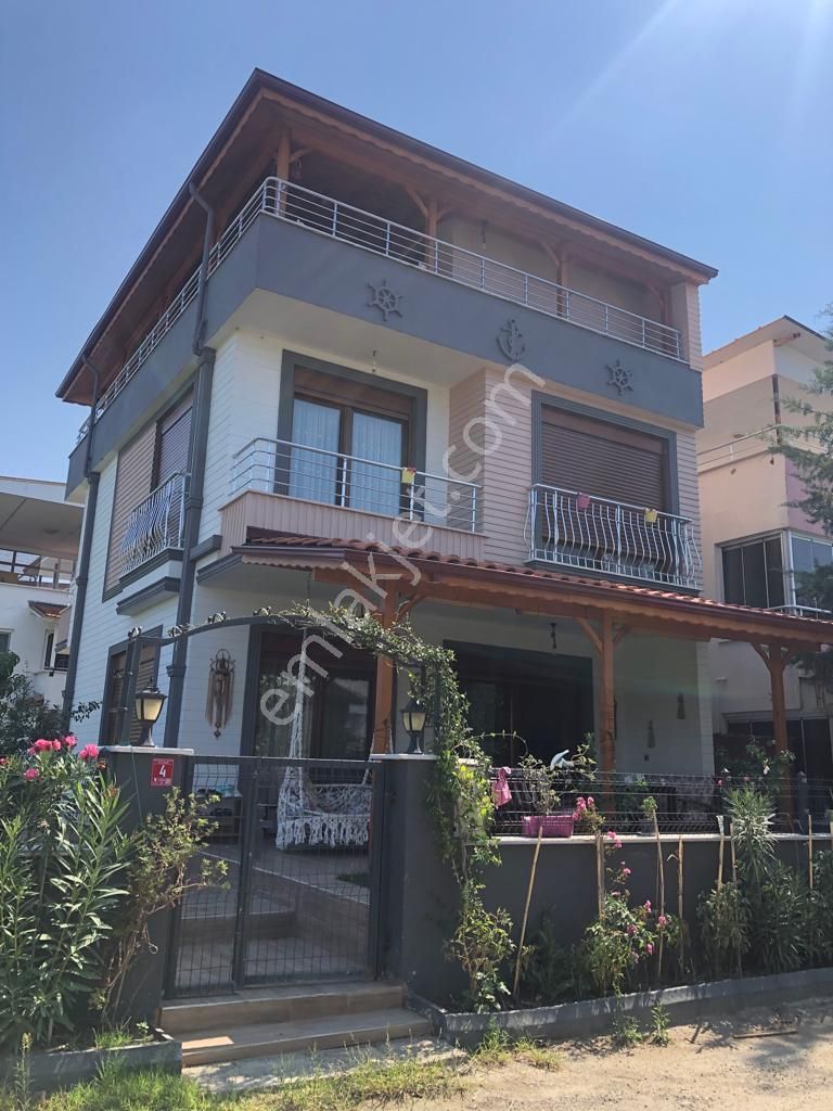 Edremit Güre Cumhuriyet Satılık Villa  GÜRE SAHİLDE SATILIK 5+1 TAM  MÜSTAKİL VİLLA