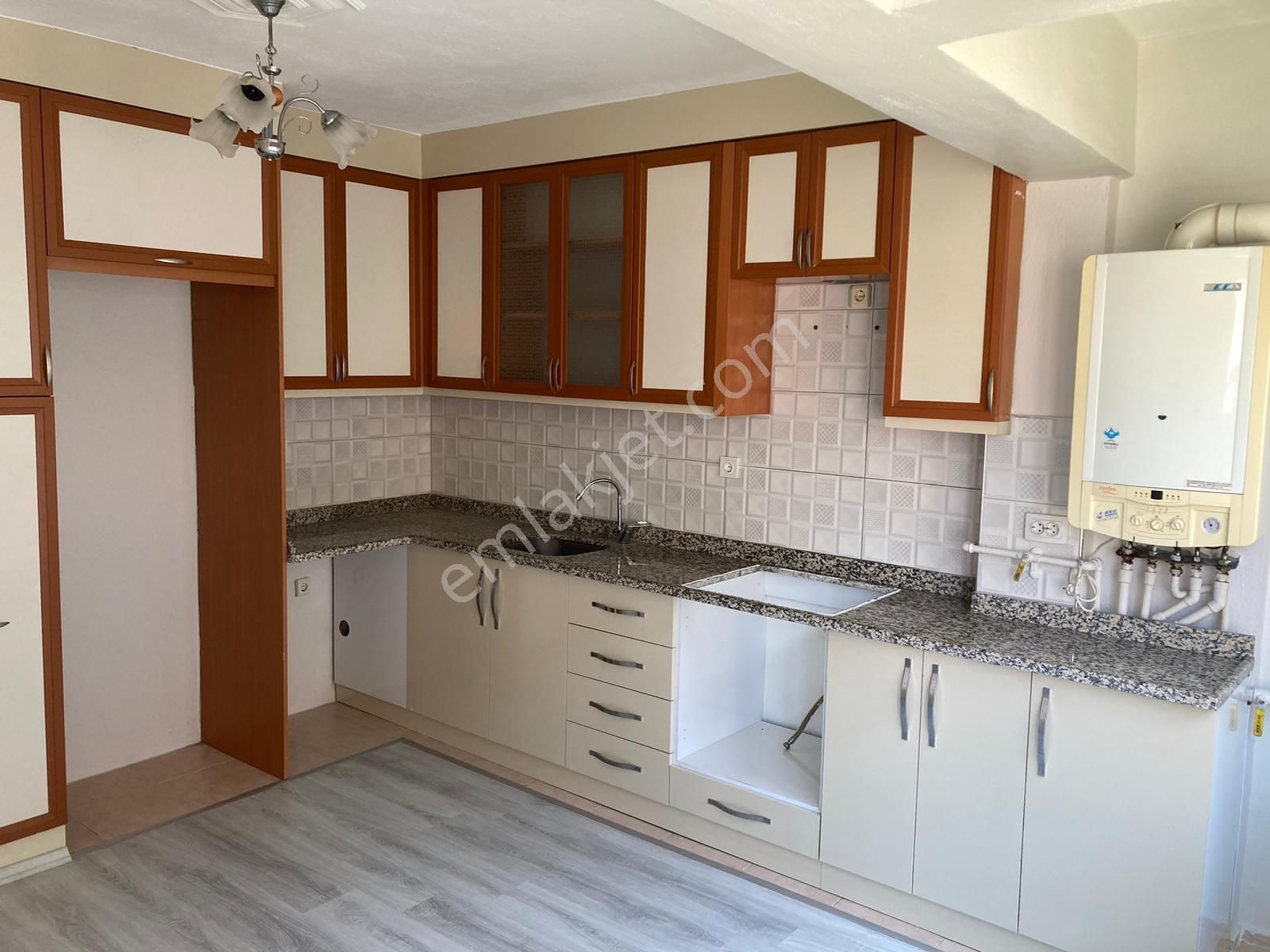 Ender uysal gayri̇menkulden kiniklida ki̇ralik 3+1 ara kat asansörlü dai̇re i̇çi̇ yeni̇lenmi̇şti̇r.