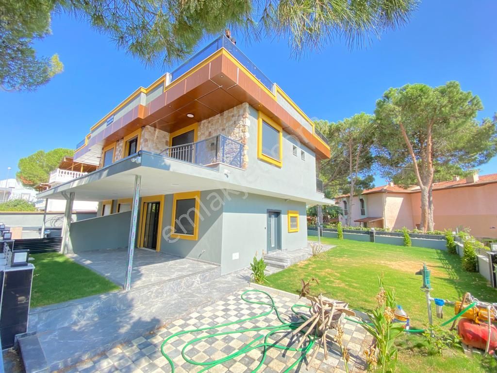 Seferihisar Mersin Alanı Satılık Villa  Ürkmezde Denize Sıfır Mustakil Geniş Bahçeli Lüks Satılık 3+1 Villa