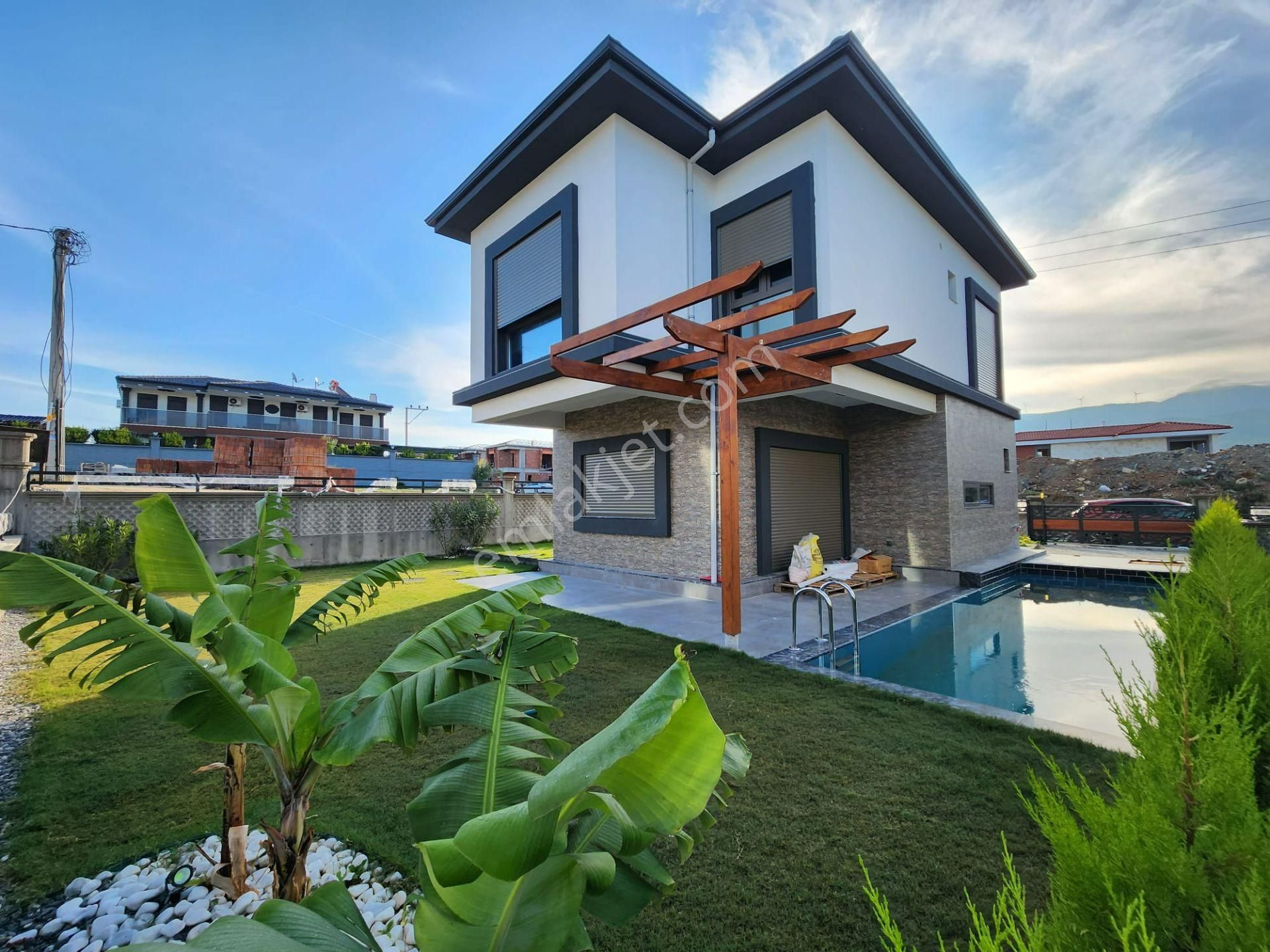 Kuşadası'nda Satılık Havuzlu Tam Müstakil 3+1 Sıfır Villa