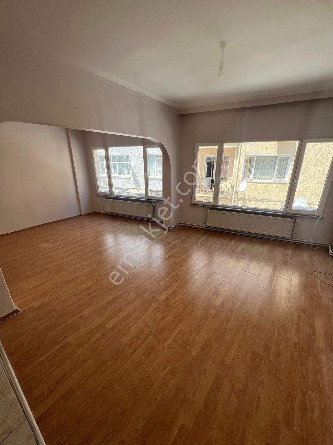 Üsküdar Valide-i Atik Kiralık Daire  NAZ EMLAKtan Valide-i Atik Mh Nuhkuyusu Caddesine Yakın Ara kat 2+1 Kiralık Daire