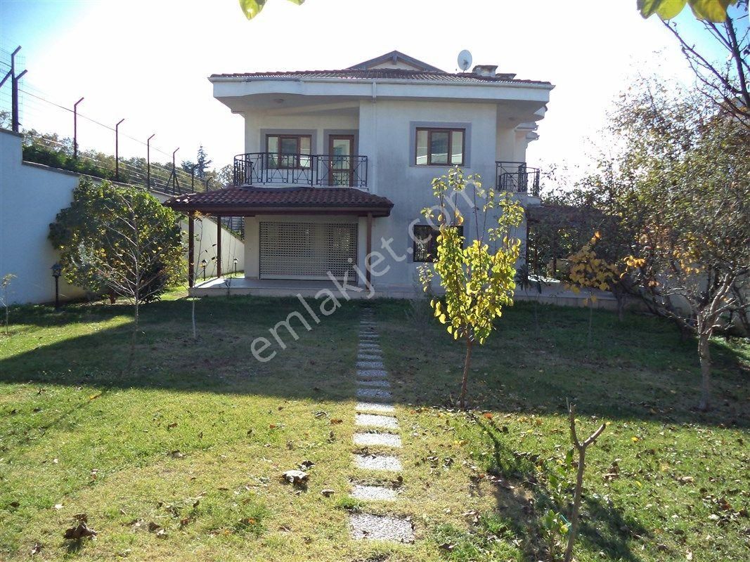 Mudanya Bademli Satılık Villa  MUDANYA BADEMLİ AKMANKENT'DE  750 m2 BAHÇELİ SATILIK VİLLA