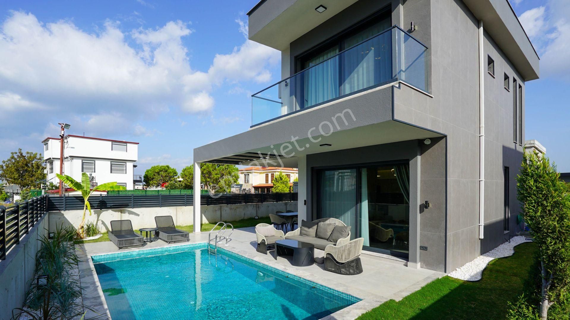 Kuşadası Güzelçamlı Satılık Villa  Kuşadası'nda Satılık Denize Yakın Tam Müstakil Havuzlu Villa