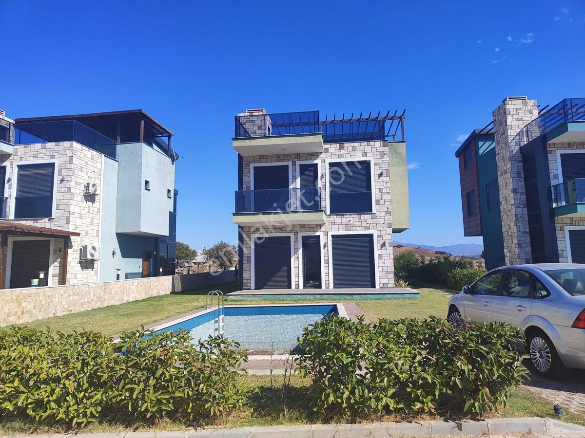 Foça Kozbeyli Satılık Villa FOÇA KOZBEYLİ REVA SİTESİNDE 4+1 ÖZEL HAVUZLU SATILIK TRİPLEKS