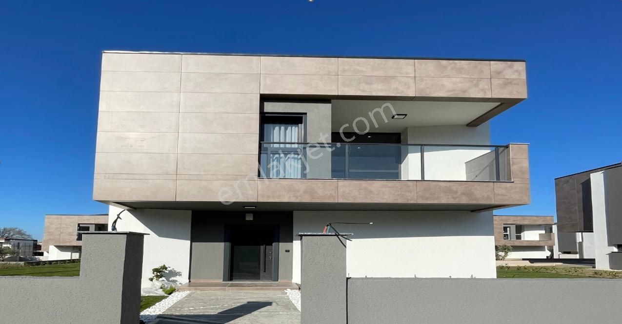 Kuşadası Güzelçamlı Sahile 1500 Metre Uzaklıkta Akıllı Ev Lüks Satılık Sıfır Villa