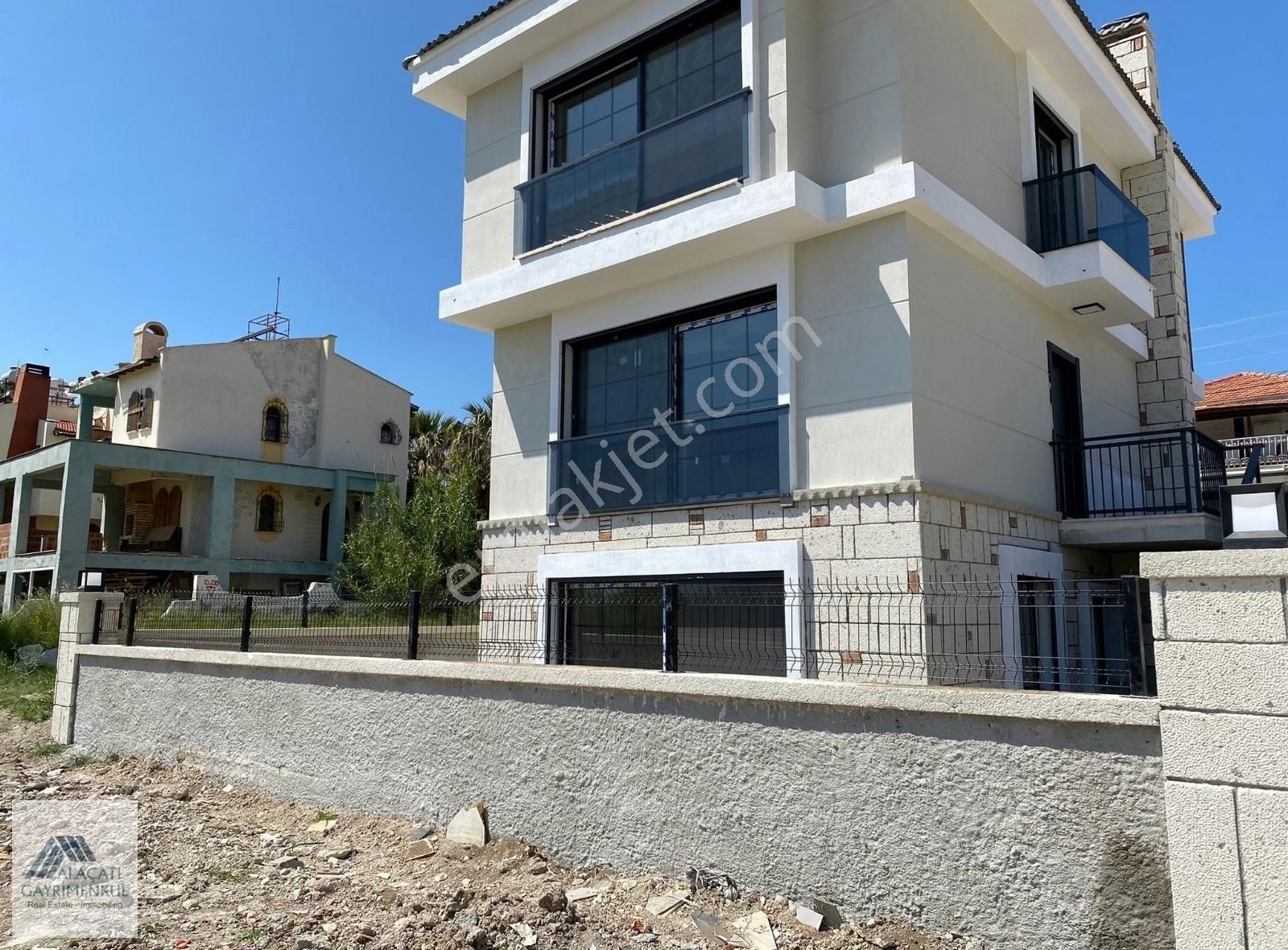 Çeşme Yalı Satılık Villa ALAÇATI GAYRİMENKULDEN YALI MH.DE SATILIK SIFIR TRİPLEKS VİLLA..