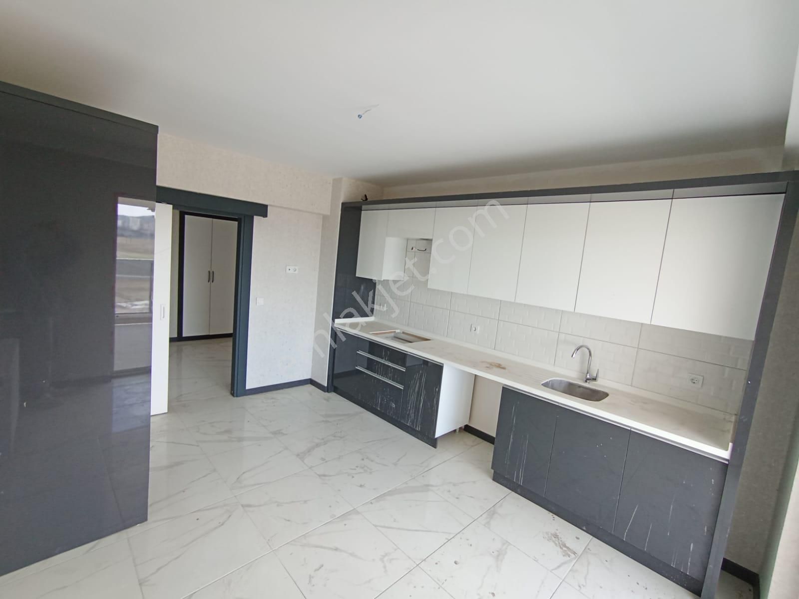 Yeni̇mahalle susuz da kaşmi̇re yürüme mesafesi̇nde aci̇ll sitilik 4+1 sifir dai̇re