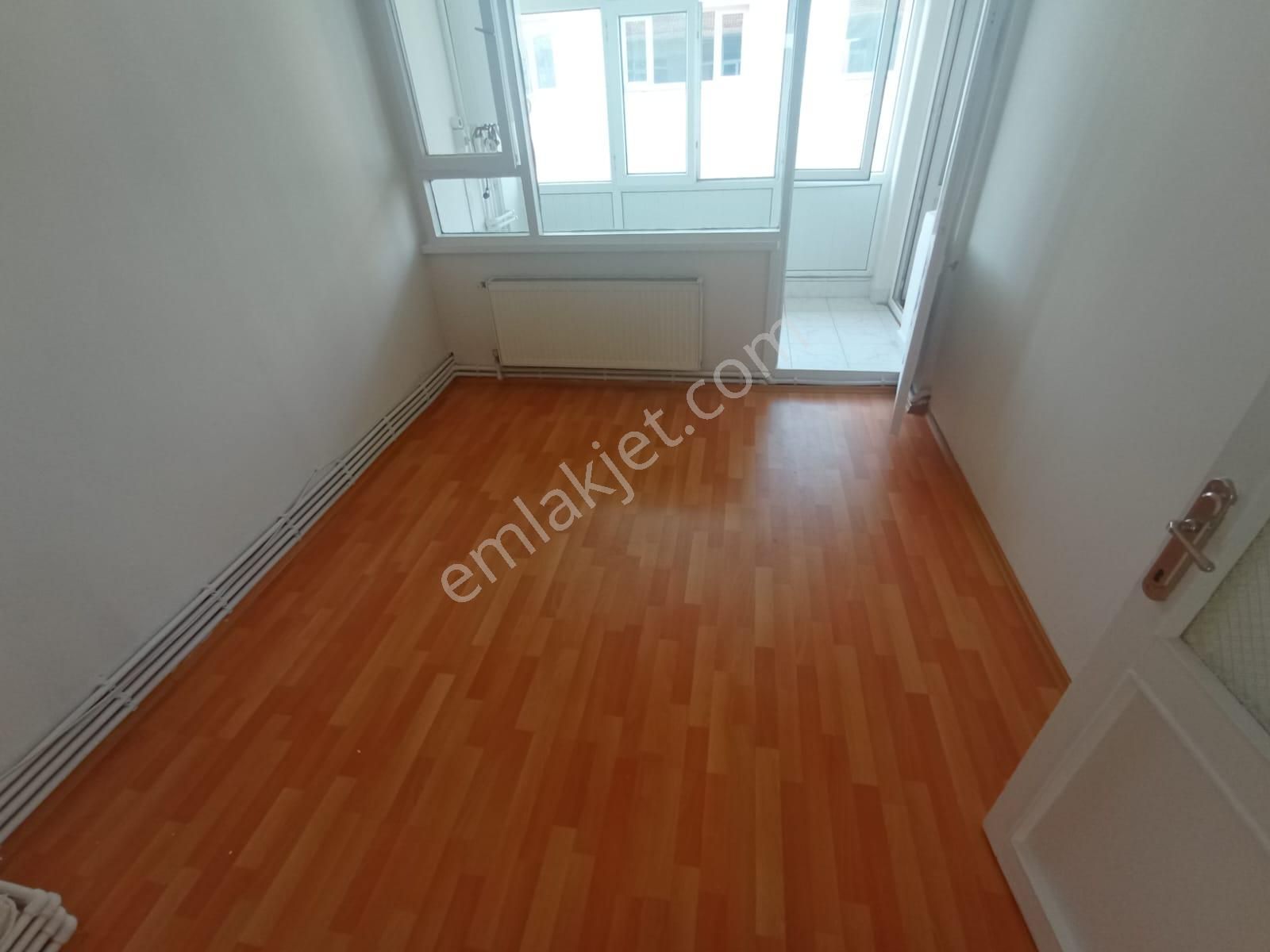 Maltepe Altıntepe Kiralık Daire  Altıntepede Bostancı Metroya Yakın Boyalı Temiz 2+1