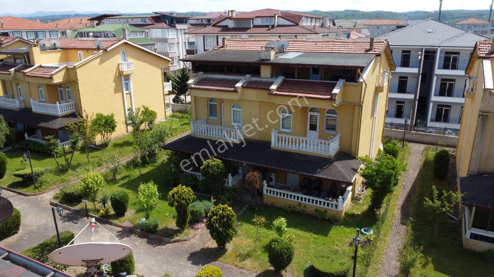 Karasu Aziziye Satılık Villa  REMAX MAVİ'DEN ÇİÇEK KENT SİTESİNDE 4+1 FULL EŞYALI HAVUZLU VİLA