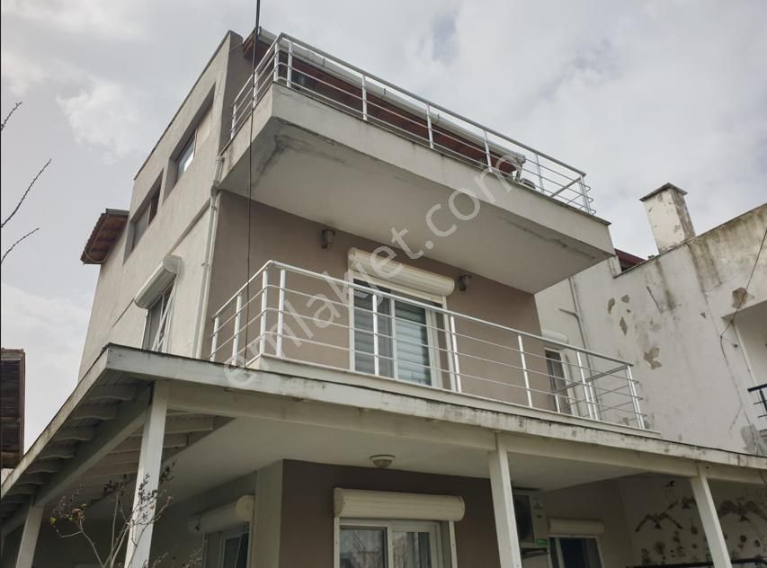 Urla Güvendik Satılık Villa İzmir Urla Çeşmealtı Güvendik Çarşıya Çok Yakın Satılık 168m2 4+2 Müstakil Tripleks Villa