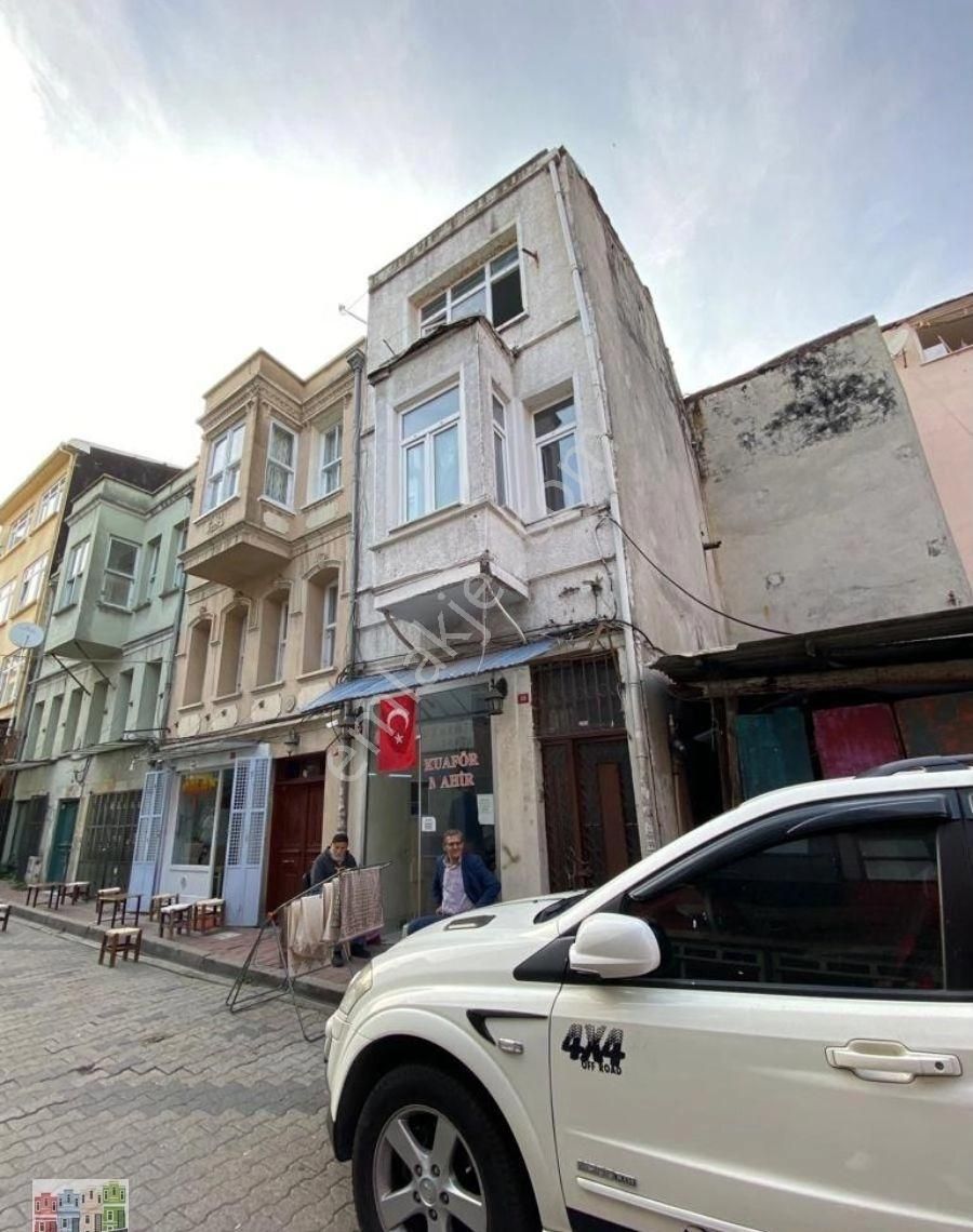 Fatih Balat Satılık Bina BALAT AYAN CADDESİNDE SATILIK DÜKKANLI BİNA