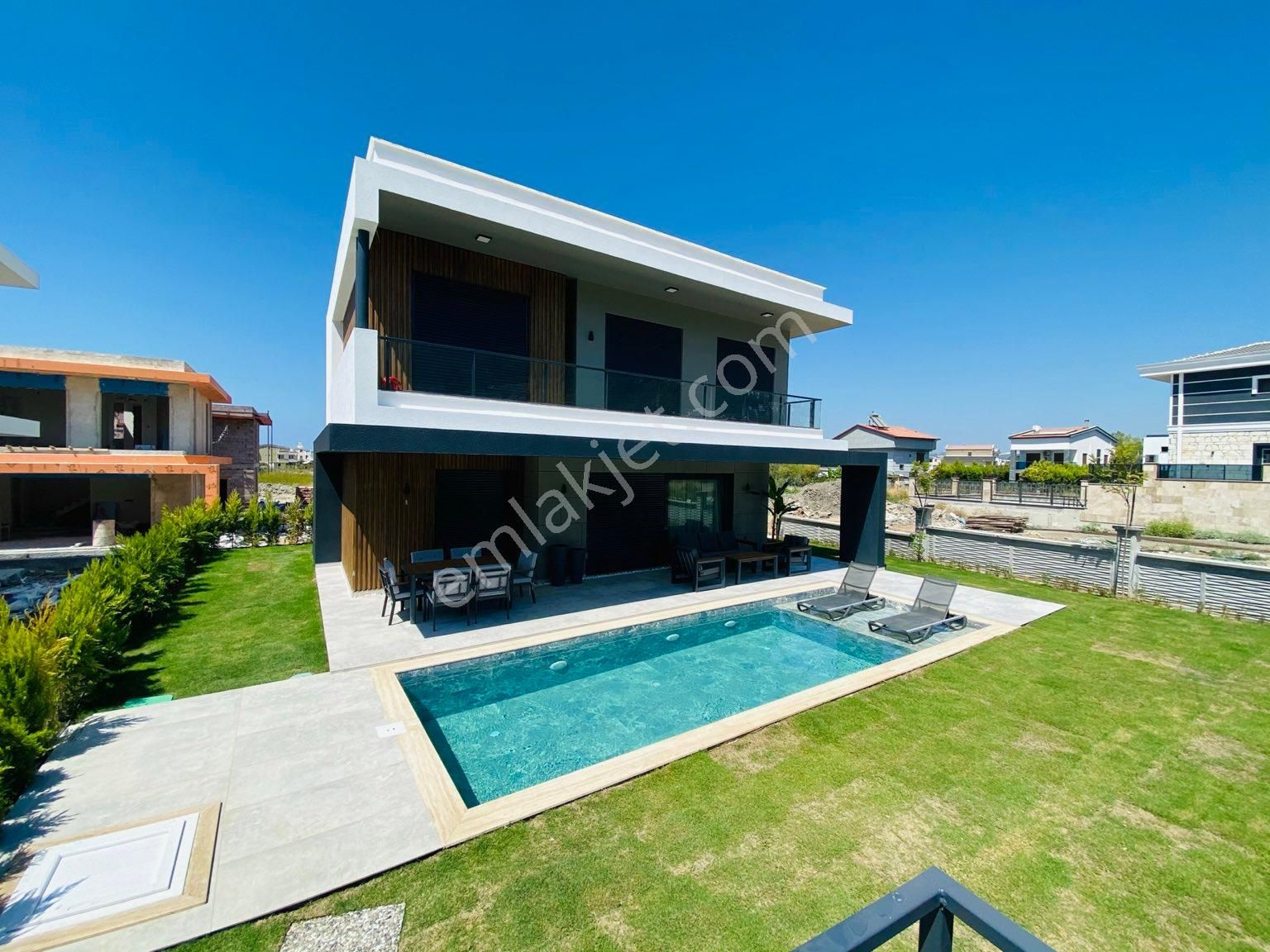 Güzelçamlıda Özel Havuzlu Müstakil Sıfır Son Kalan Villa
