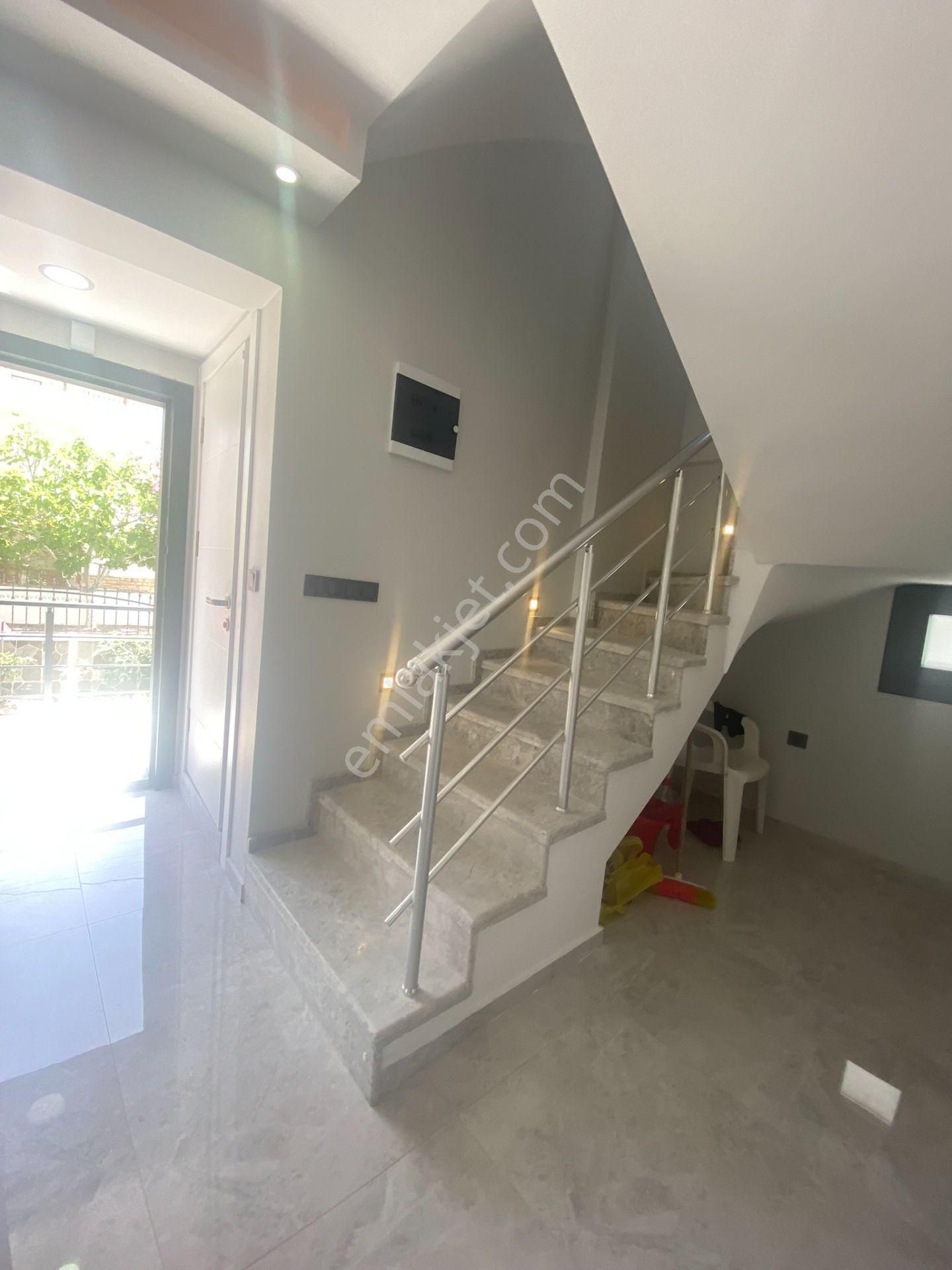 Dikili Güven Emlak'tan Cumhuriyet Mahallesinde Satılık 6+1 Villa - Görsel 8