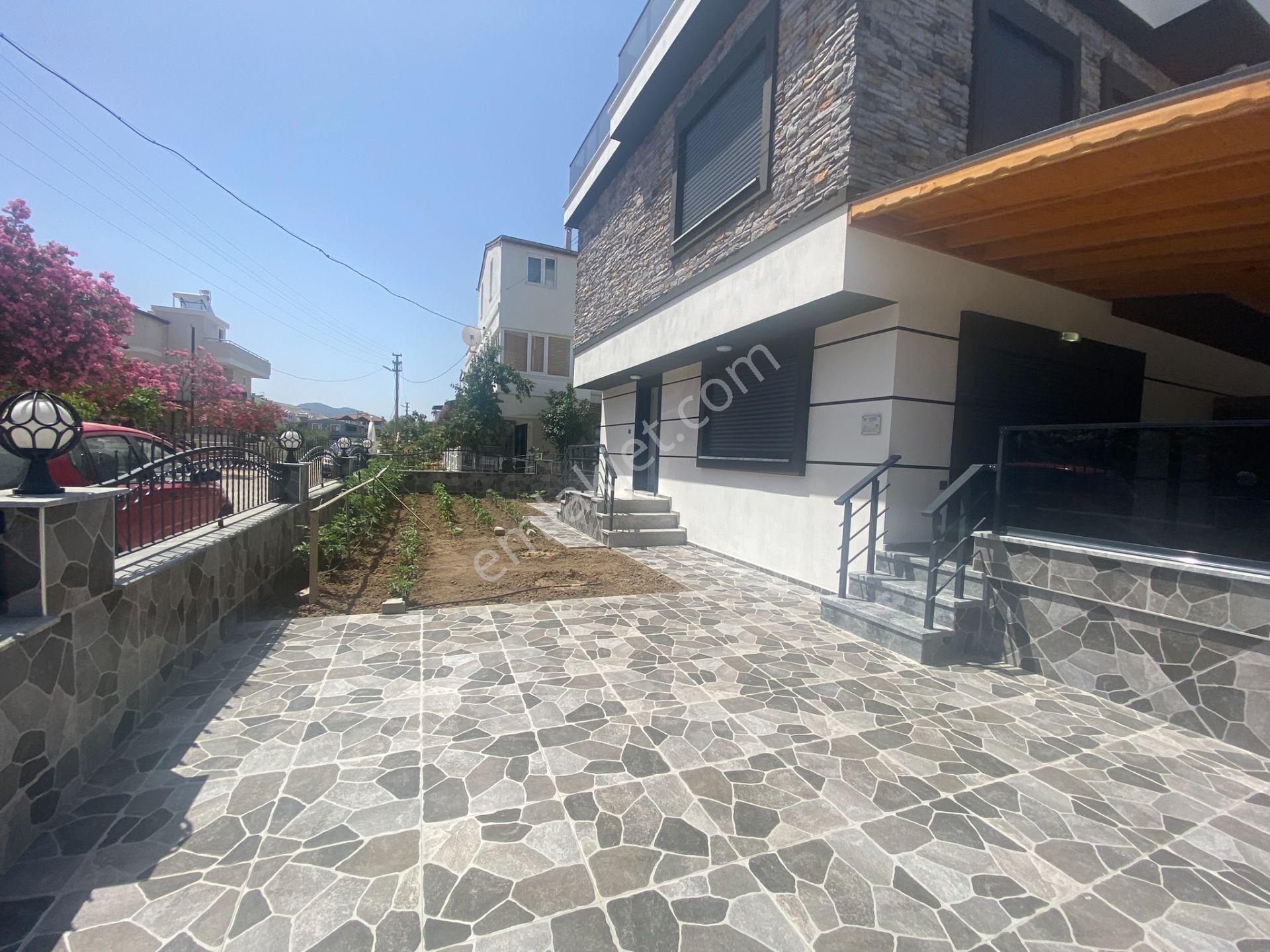 Dikili Güven Emlak'tan Cumhuriyet Mahallesinde Satılık 6+1 Villa - Görsel 2