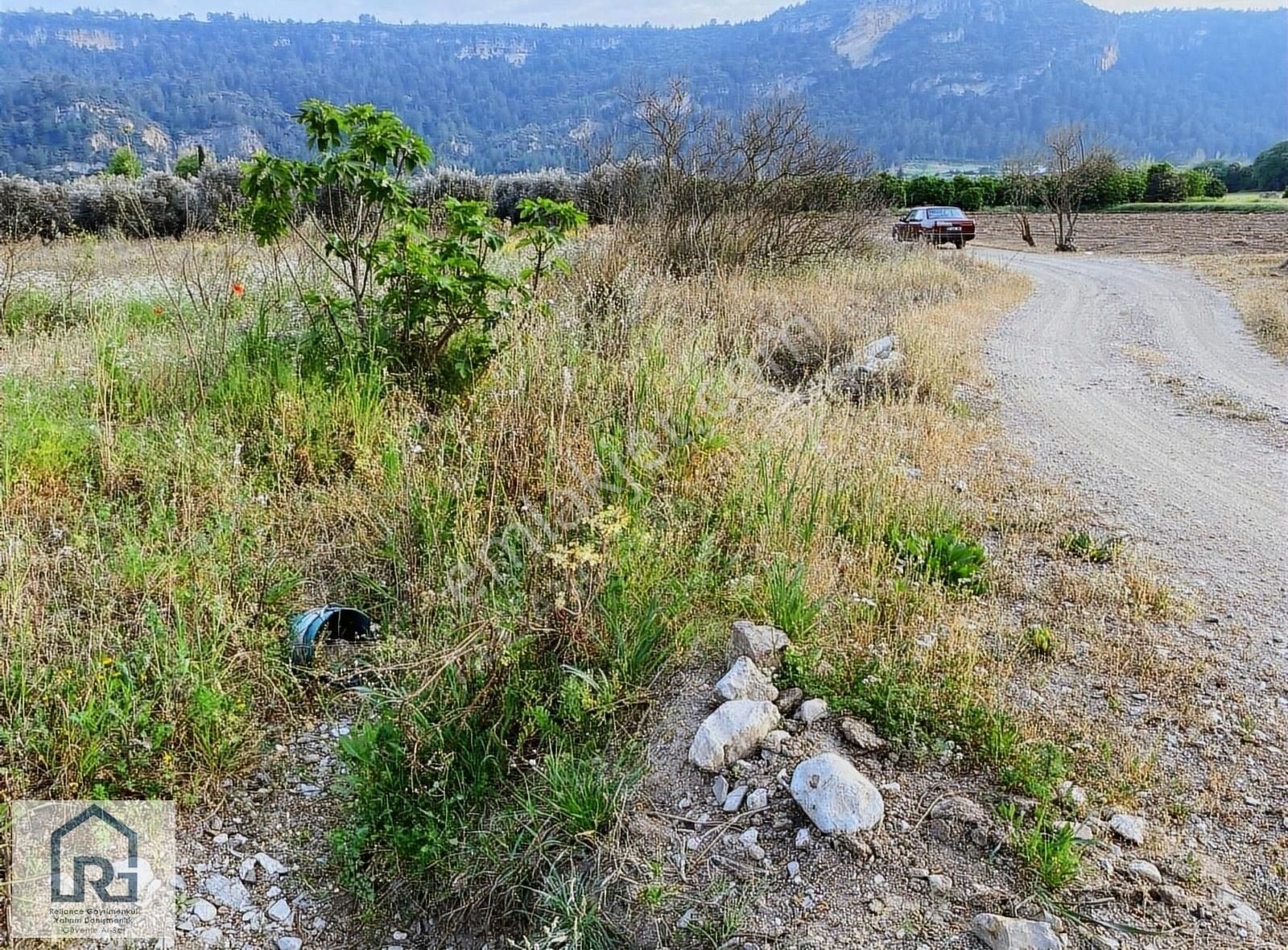 Aksu Karaöz Satılık Tarla KARAÖZ'DE DERE KENARI ANTALYA YOLUNA 1KM MESAFEDE BAHÇE