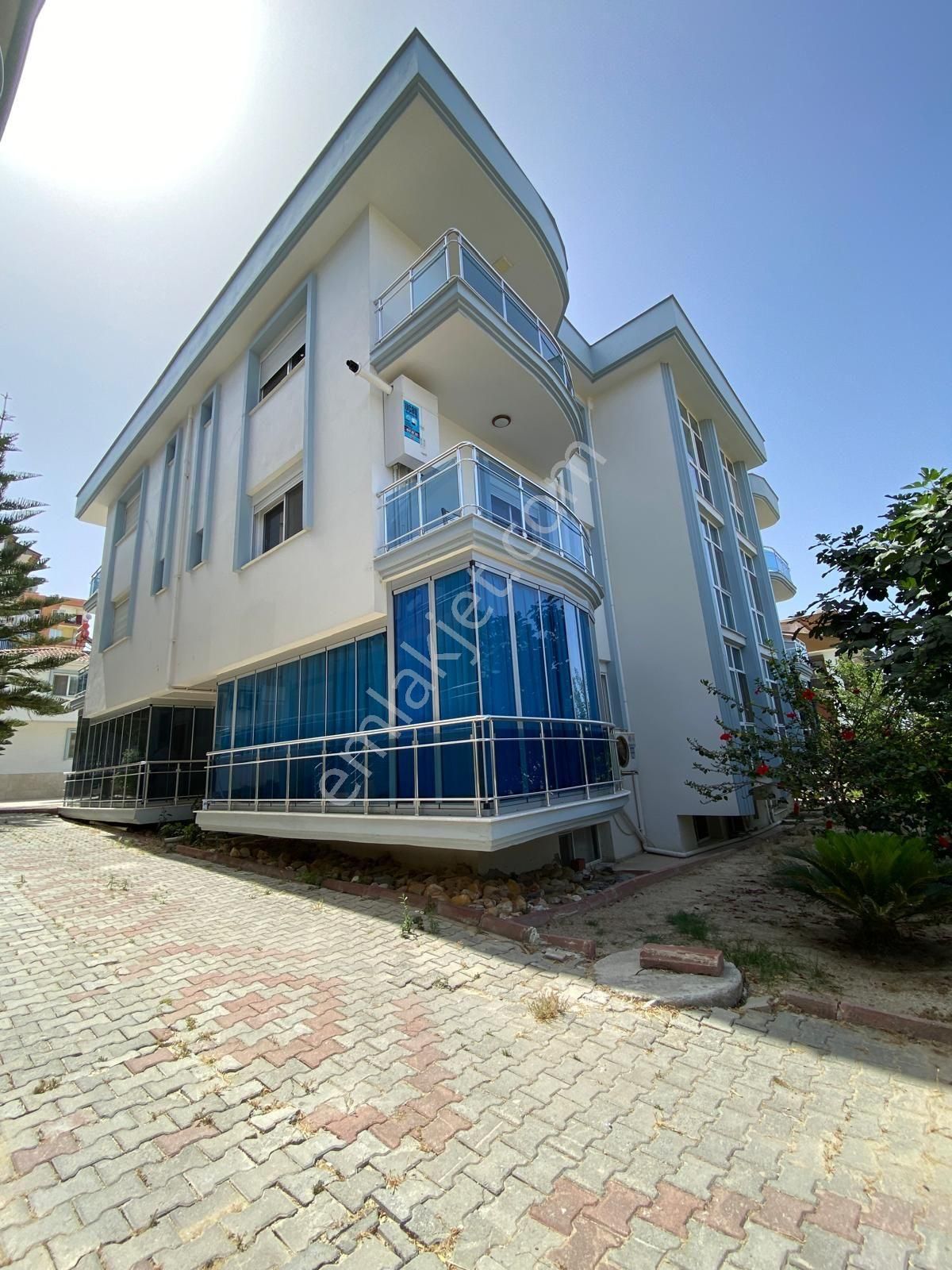 Kuşadası Kadınlar Denizi Satılık Daire  NEZİH BİR SİTEDE 2+1 SATILIK DAİRE 