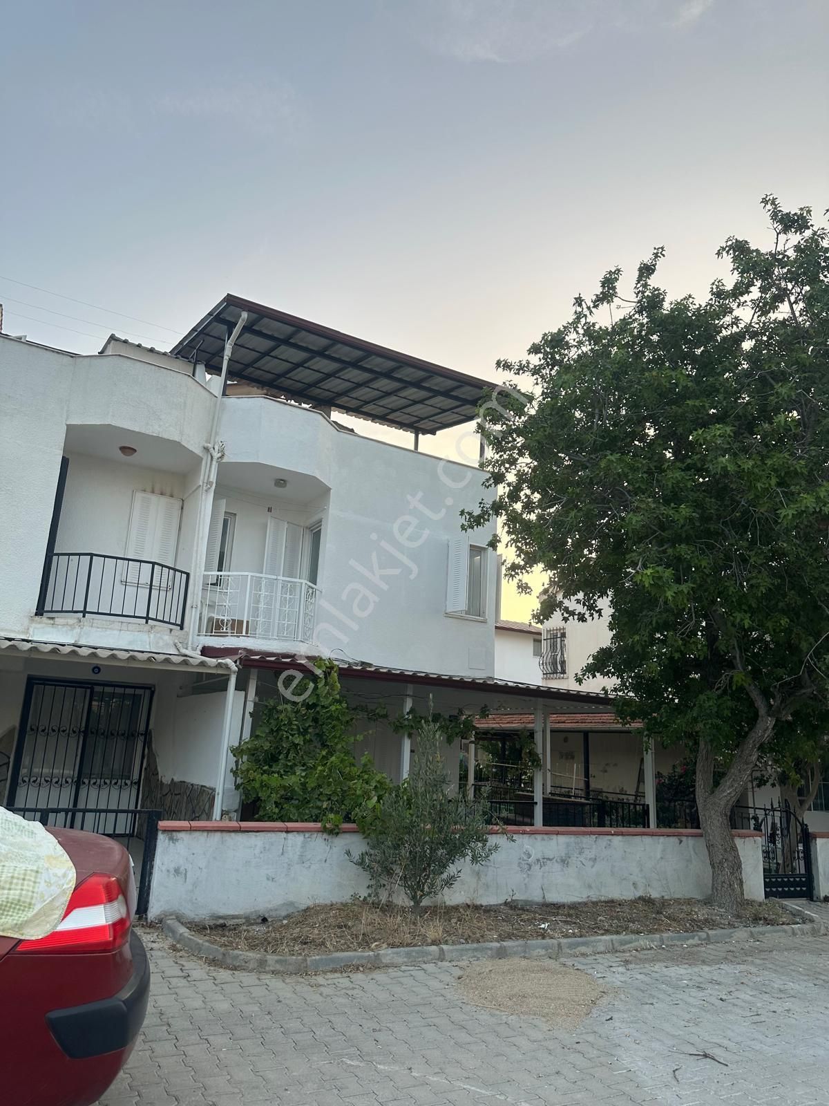 Kuşadası Güzelçamlı Satılık Villa  Kuşadası Güzelçamlı Nazilli Deniz Kent Sitesinde Denize 500 Uzaklıkta Satılık 4+1 Tripleks Villa 