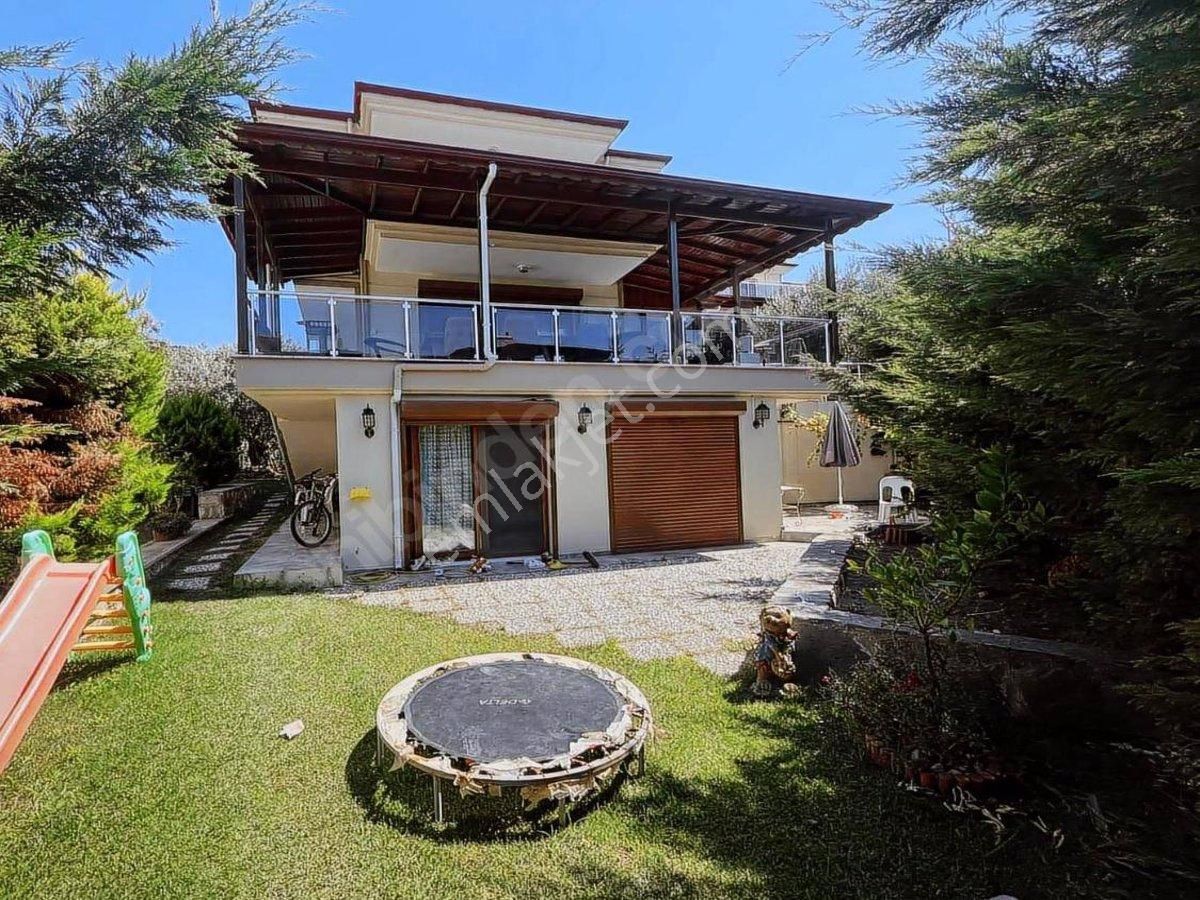 Ayvalık Ali Çetinkaya Satılık Villa Balıkesir Ayvalık' da  Satılık Deniz Manzaralı Tripleks Villa
