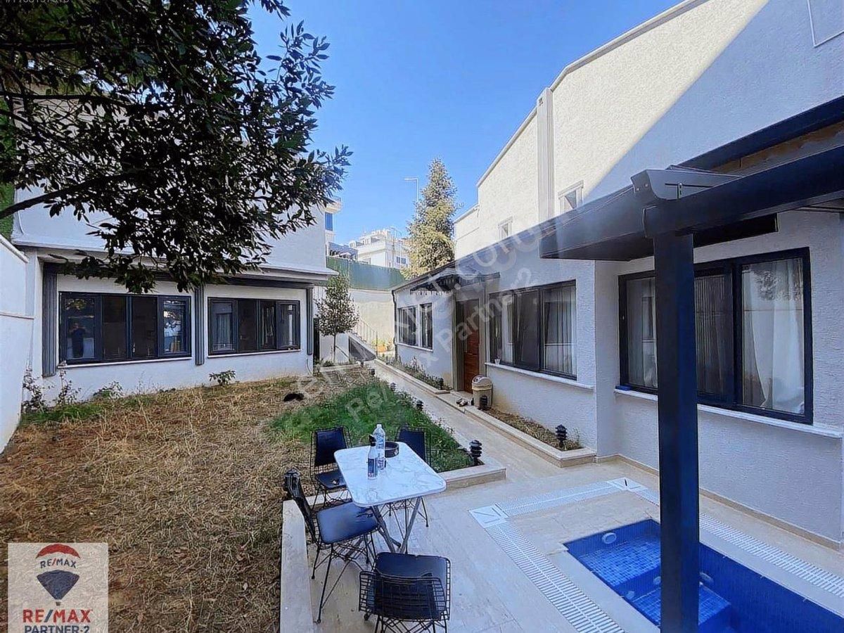 Eyüpsultan Topçular Satılık Villa Eyüpsultan Topçular mahallesinde 420 metrekare havuzlu villa