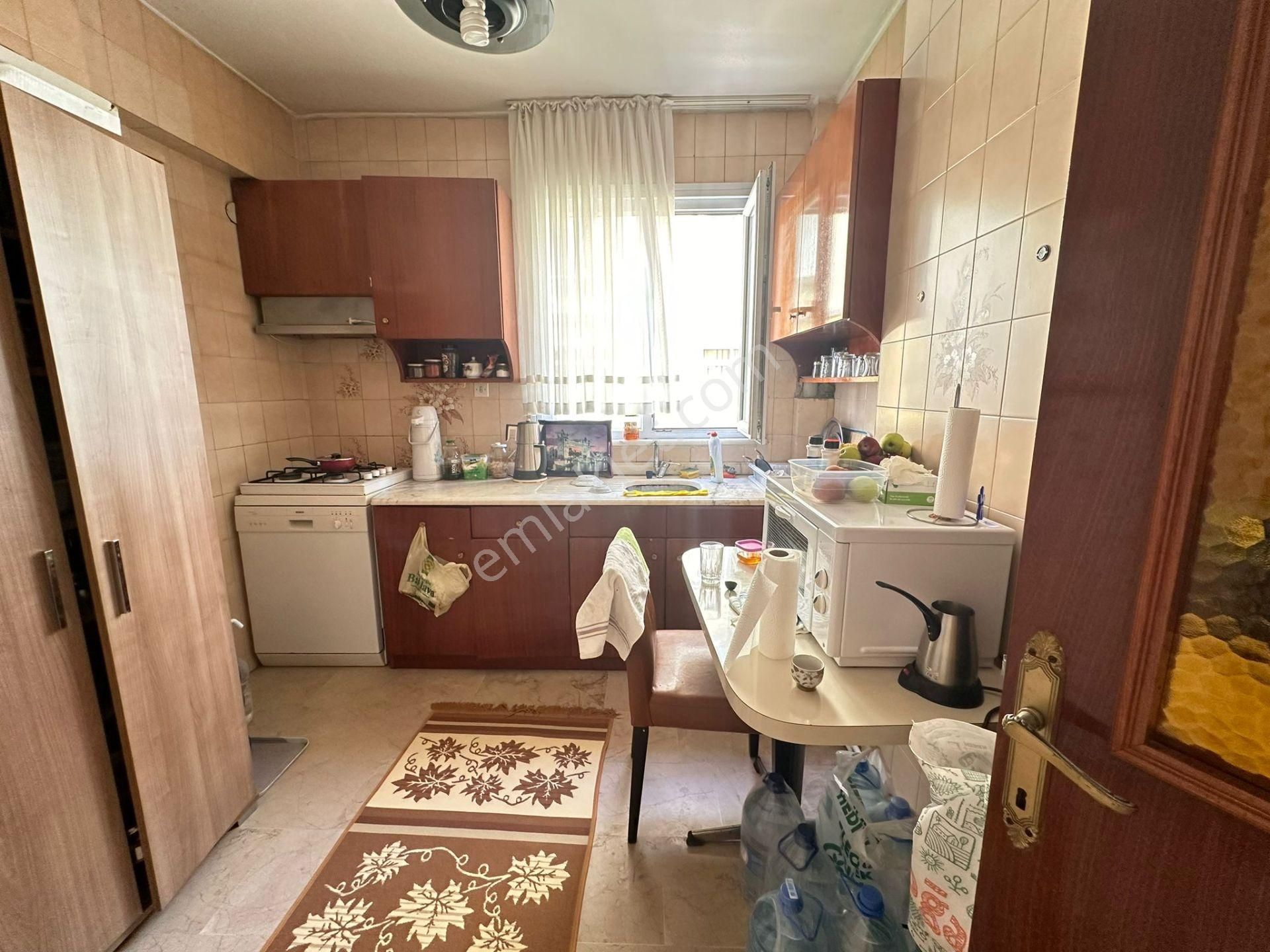 Kadıköy Kozyatağı Satılık Daire  ŞENESENEVLER DE MİNİBÜS CADDESİ NE ÇOK YAKIN ARA KATTA 3+1 DAİRE