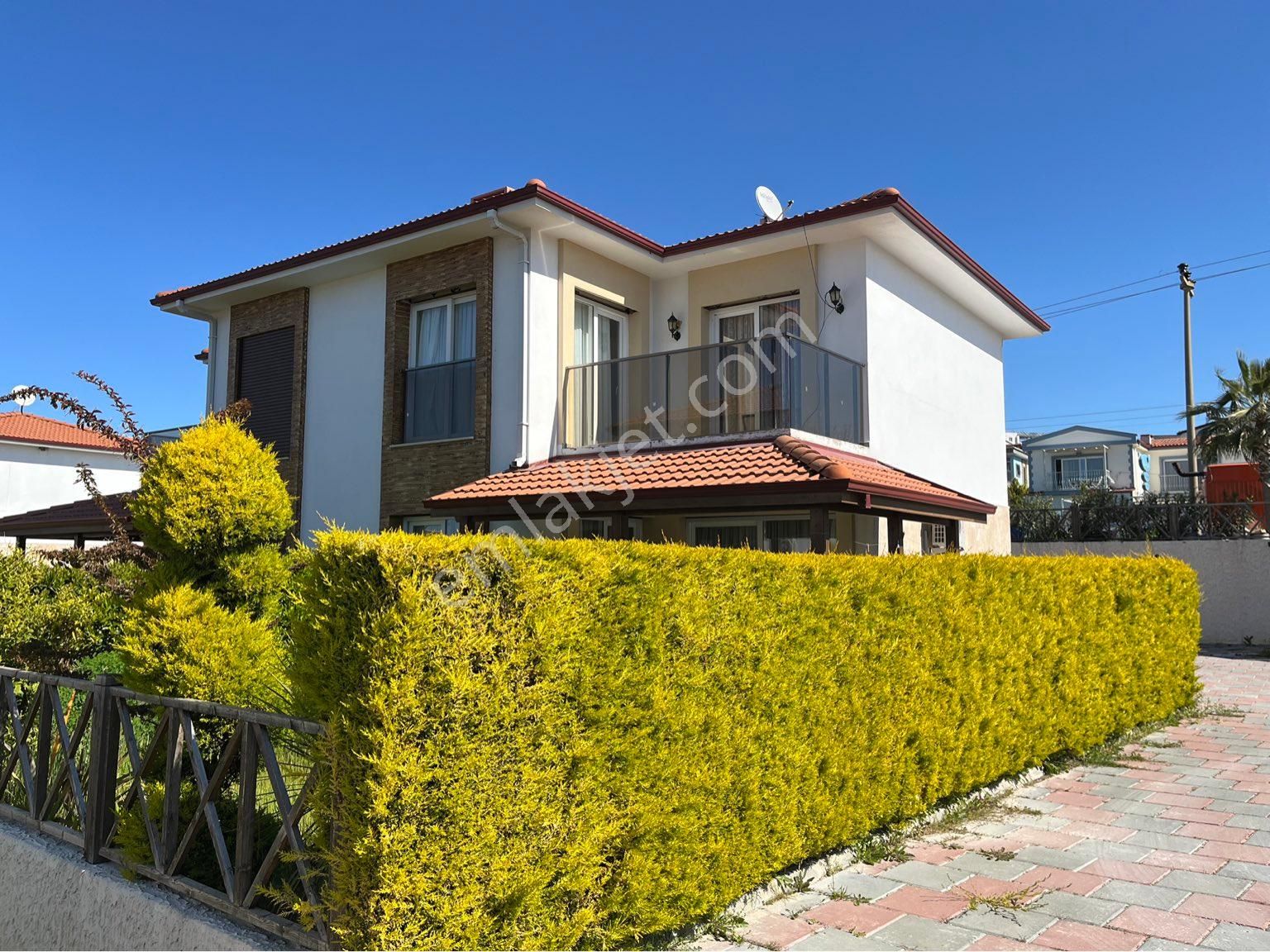 Kuşadası Soğucak Satılık Villa SAHİL SİTELERİNDE 3+1 DENİZE YAKIN VİLLA