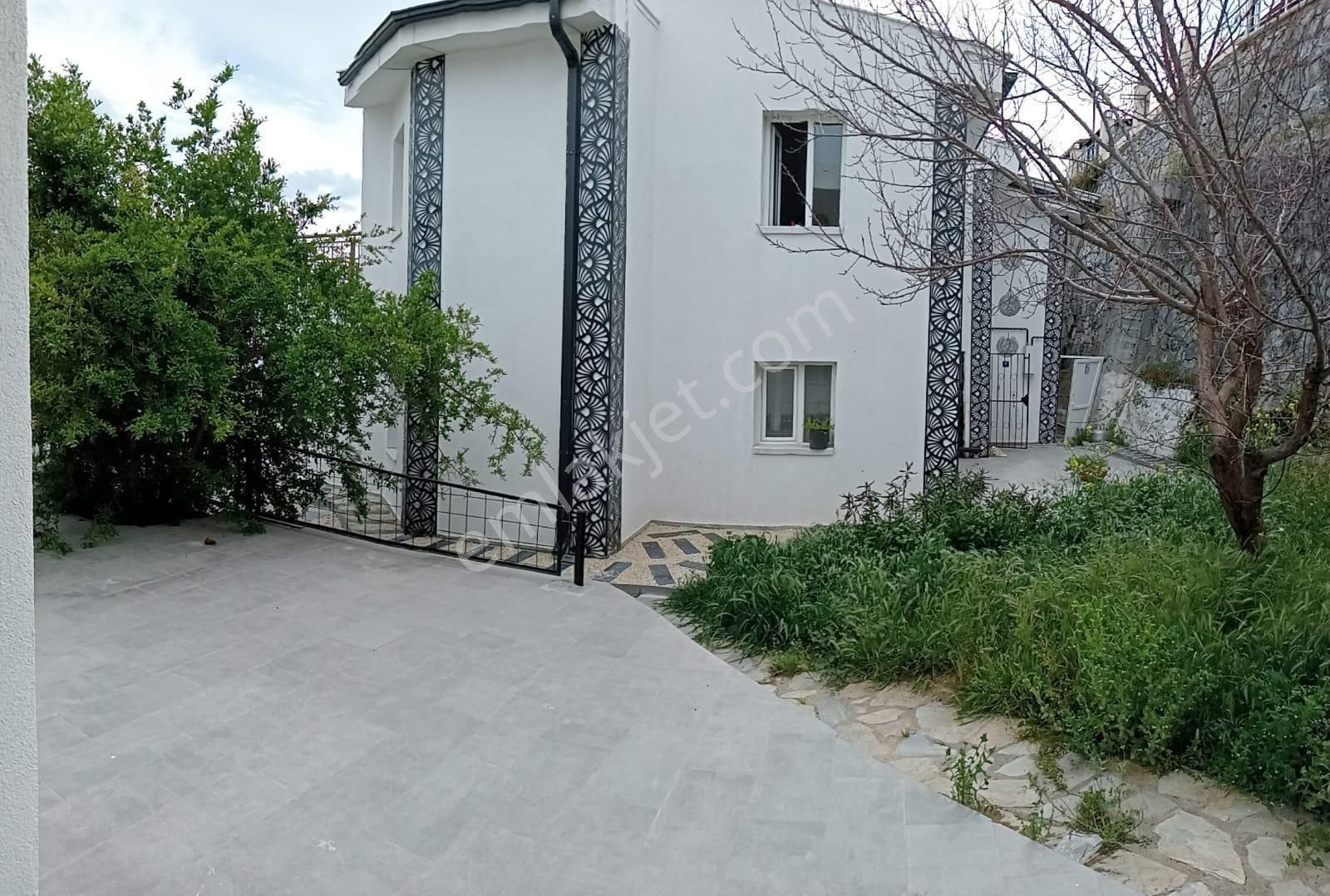 Kuşadası Değirmendere Satılık Villa  NEZİH BİR SİTEDE MÜSTAKİL  3+1 SATILIK VİLLA 