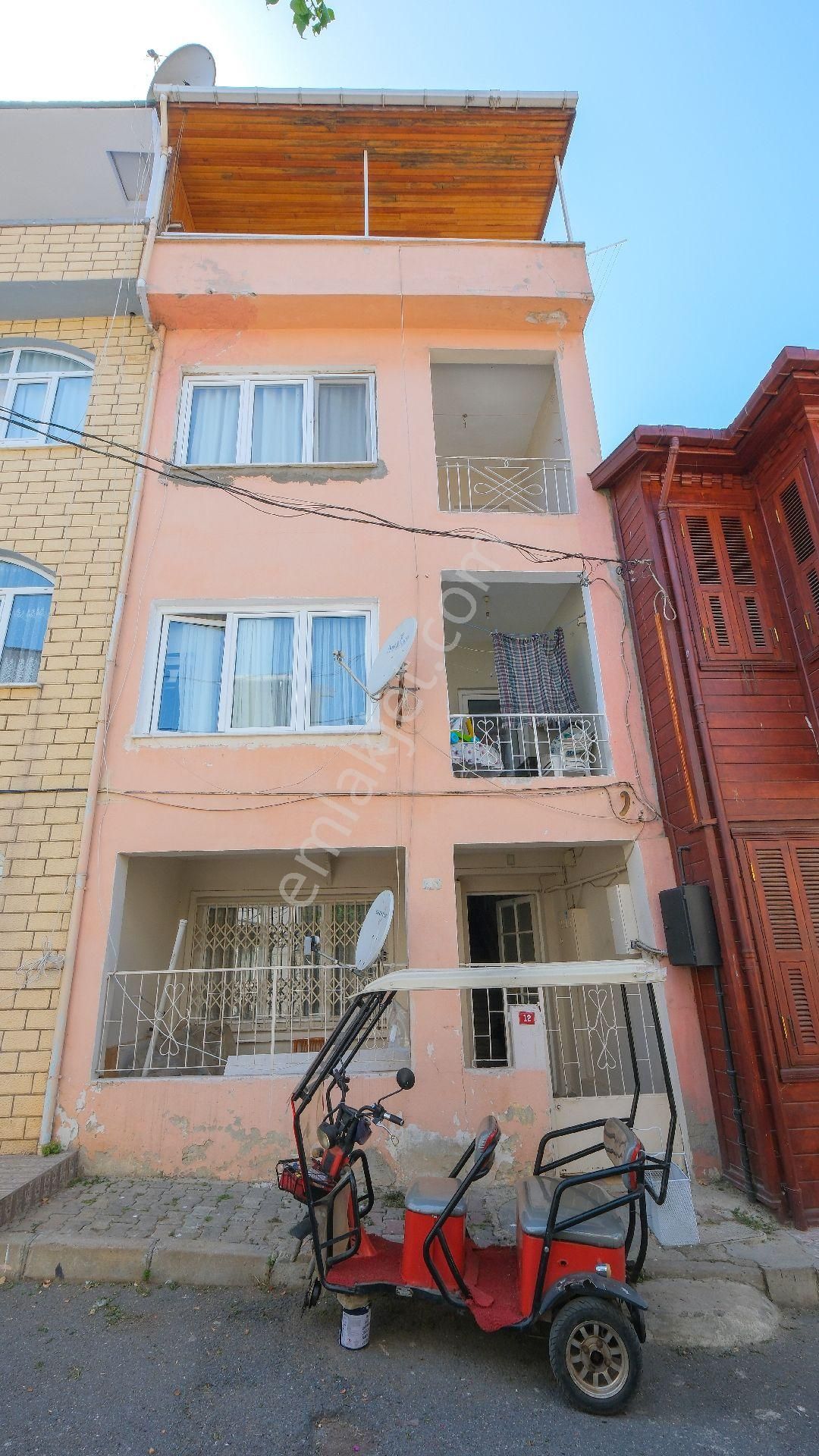 Adalar Heybeliada Satılık Bina HEYBELİADA SAHİLE YAKIN DÖRT KATLI SATILIK APARTMAN