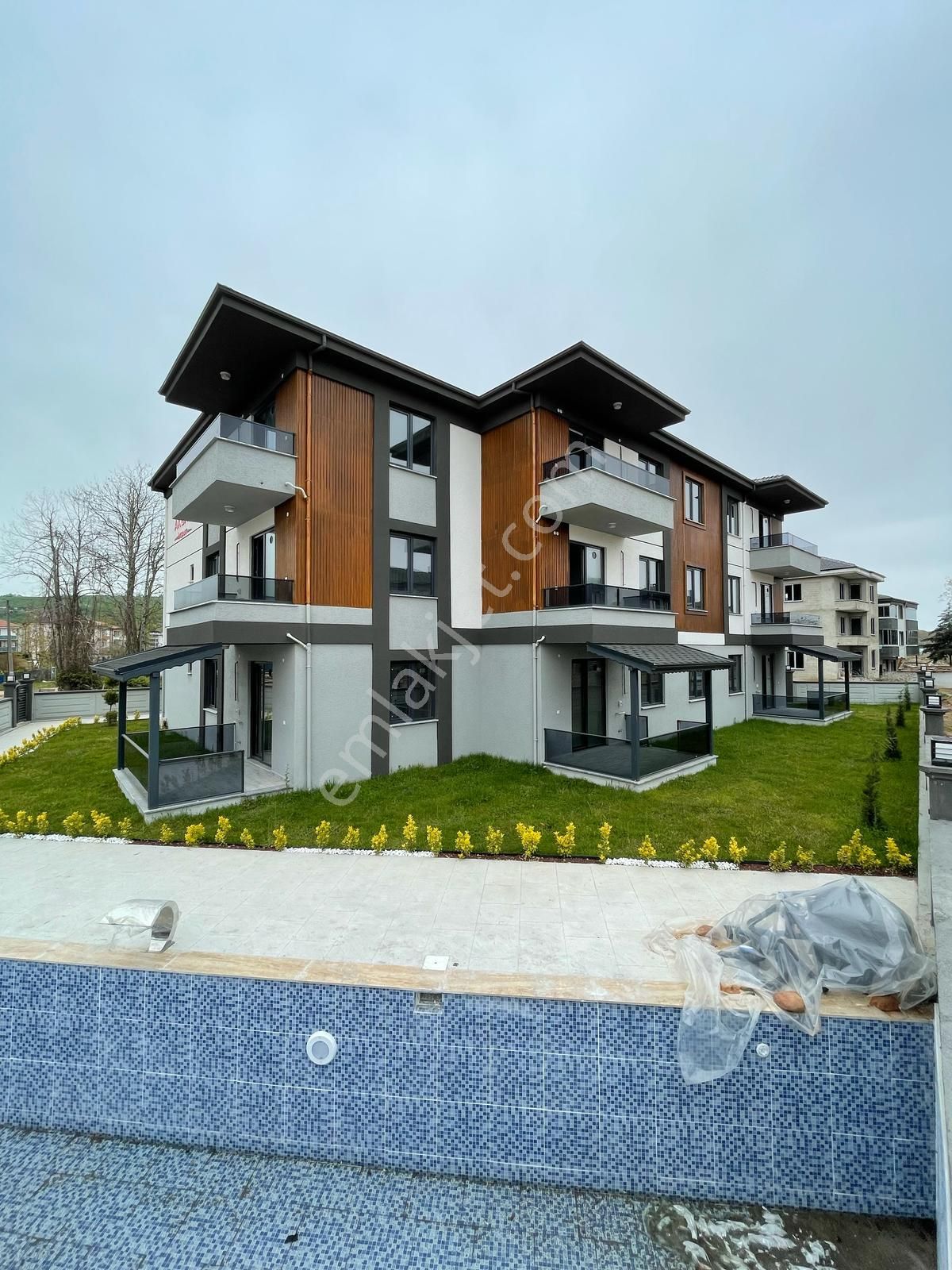 Karasu'da Huzurlu Yaşam! Havuzlu Butik Sitede Sıfır Daireler