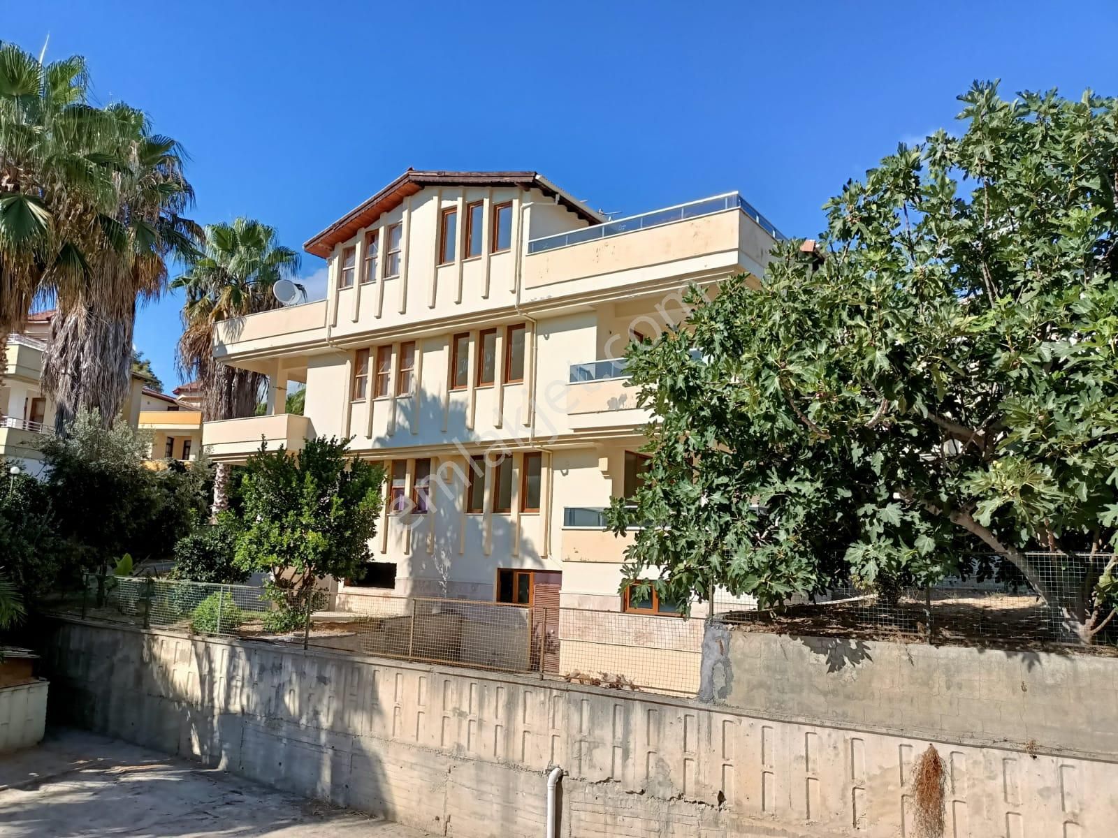 Alanya İncekum Satılık Villa  SATILIK VİLLA İNCEKUM ALANYA NARÇİÇEĞİ ÖZEL VİLLA TRİPLEX 4 KATLI 5+1 230.000 €