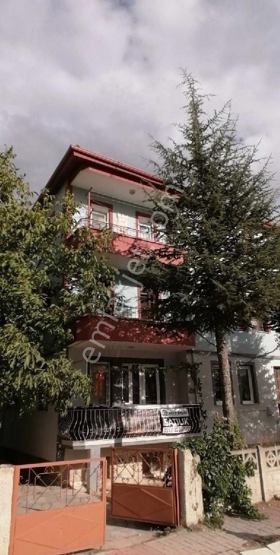 Tepebaşı Çamlıca Satılık Daire Afyonkarahisar kanlıca mahallesi GünSazak bulvarı çift balkonlu iskanlı 15 yaşında 3+1 daire