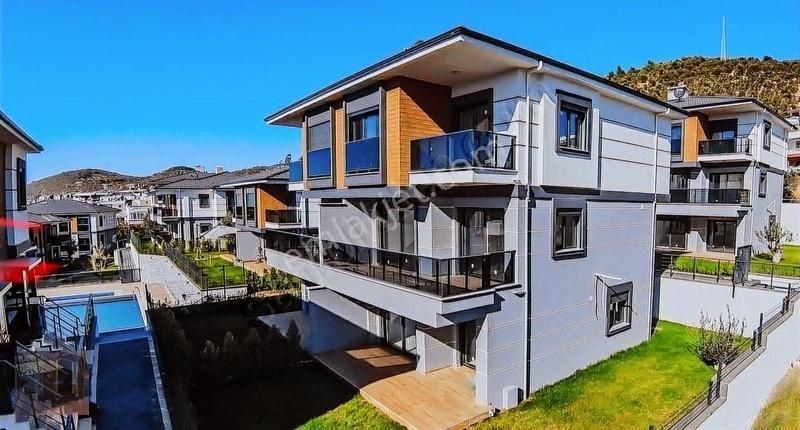 Güçlü Kardeşler Güre Merkezde Manzaralı 4+2 Lüks Trıblex Villa'r - Görsel 22