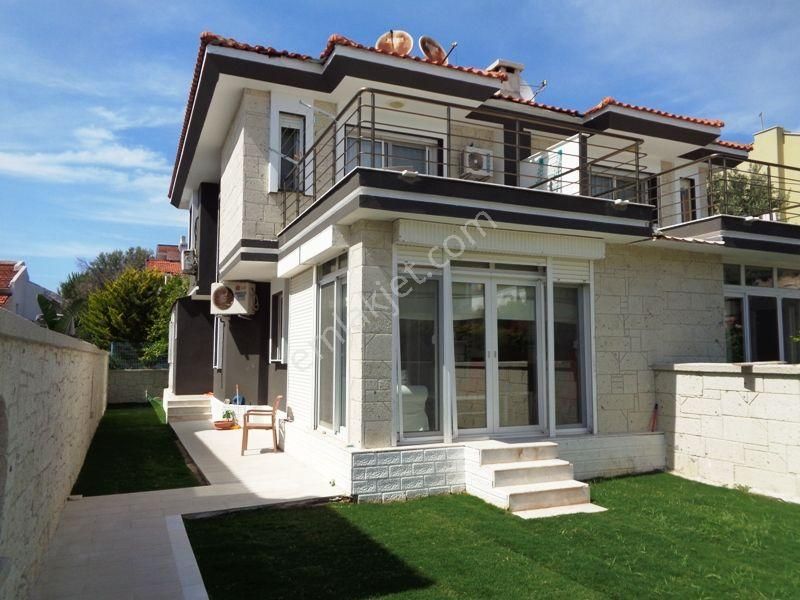 Çeşme Alaçatı Satılık Villa  ALAÇATI'DA SATILIK YENİ TADİLATLI MÜSTAKİL BAHÇELİ 3+1 FIRSAT DUBLEKS VİLLA