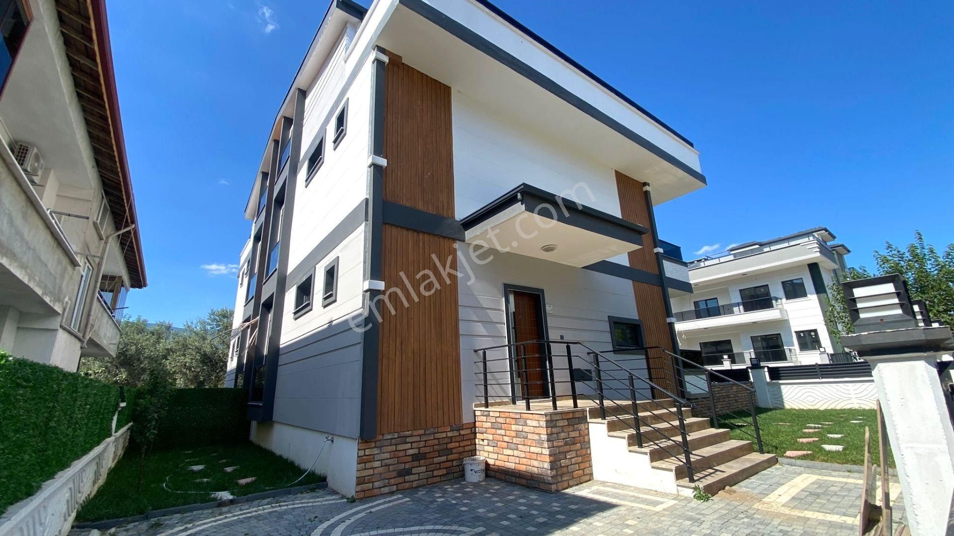 Balıkesir Edremit Denize Sıfır Satılık Villa  KUMSALDAN ZEYTİNLİDE ŞIK TASARIMIYLA BÜYÜLEYEN_6+1_LÜKS VİLLA