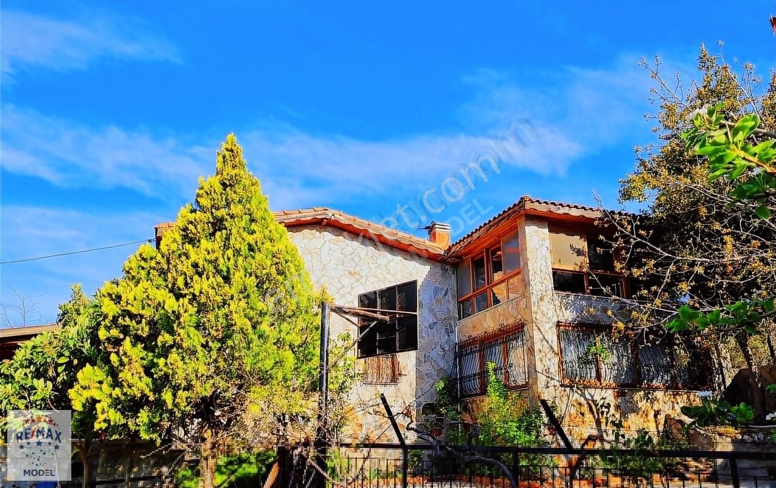 Bornova Yakaköy Satılık Villa BORNOVA YAKAKÖYDE 1300M2 ARSA İÇERİSİNDE TAM MÜSTAKİL 5+1 VİLLA