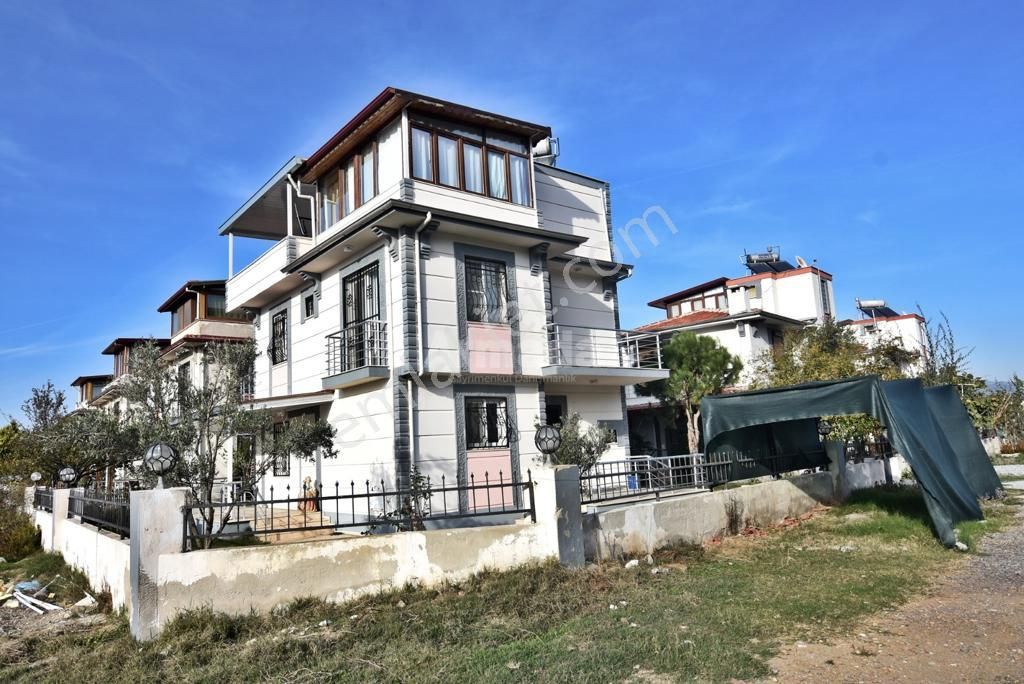 Kuşadası Güzelçamlı Satılık Villa  Kuşadası Güzelçamlı Sahil Bölgesinde Denize 850 Mt.Mesafesinde Ortak Havuzlu Satılık Tripleks Villa