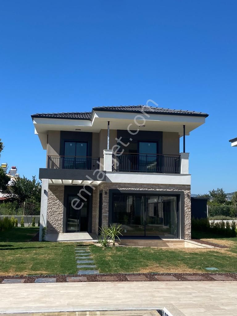 Kuşadası Davutlar Satılık Villa  PLAJA 800 METRE MESAFEDE 3+1 MÜSTAKİL VİLLA..