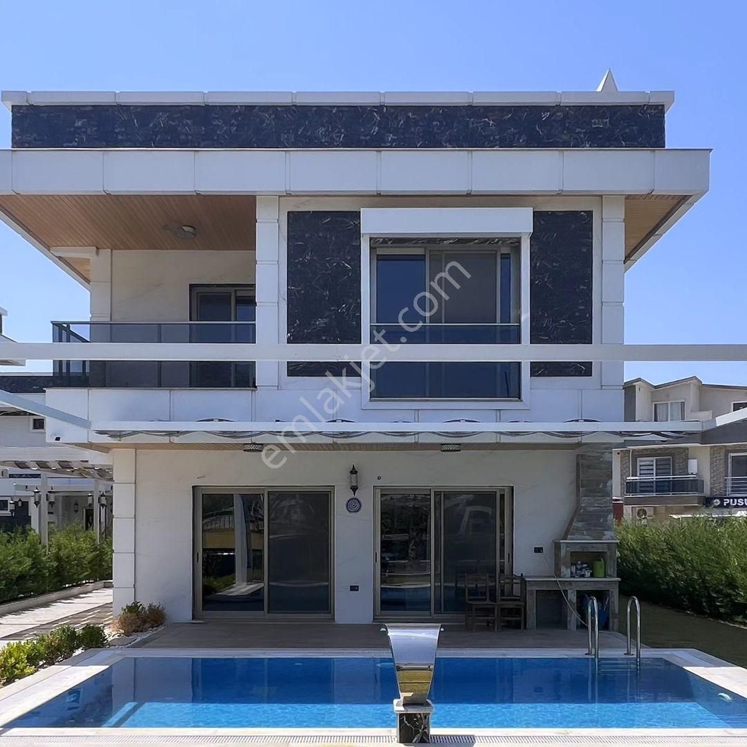 Kuşadası Bayraklıdede Satılık Villa Kuştur Mevkii Denize Yürüme Mesafesinde Özel Havuzlu Lux Villa..