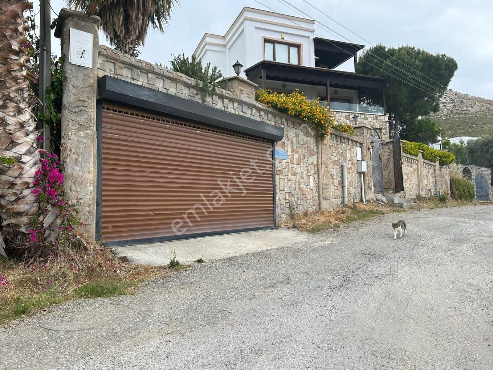 Bodrum Peksimet Satılık Villa Gümüşlük Kadıkalesi Peskimet Mahallesinde Deniz Manzaralı Teipleks Villa