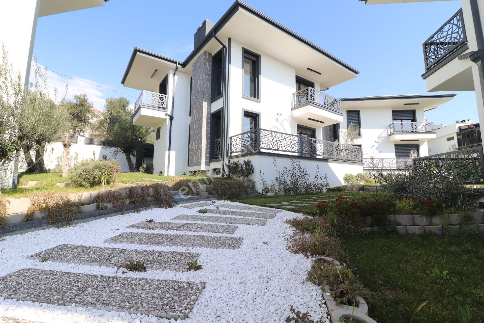 Edremit Güre Satılık Villa  KAZDAĞIN ETEKLERİNDE GÜRE DE YENİLENEBİLİR ENERJİLİ 4+1 VİLLA