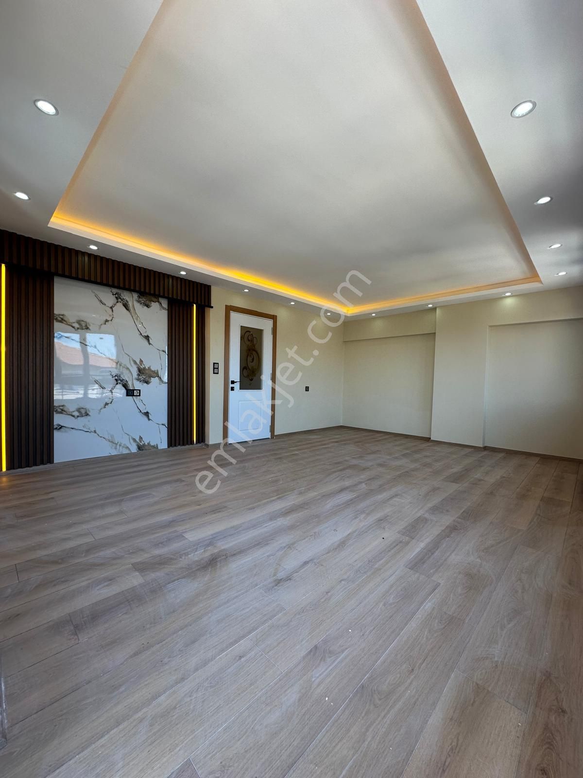 Mani̇sa yunusemre uncubozköy mah  asansörlü 5+1 260m 5 katlinin full lüx çati dublexi̇