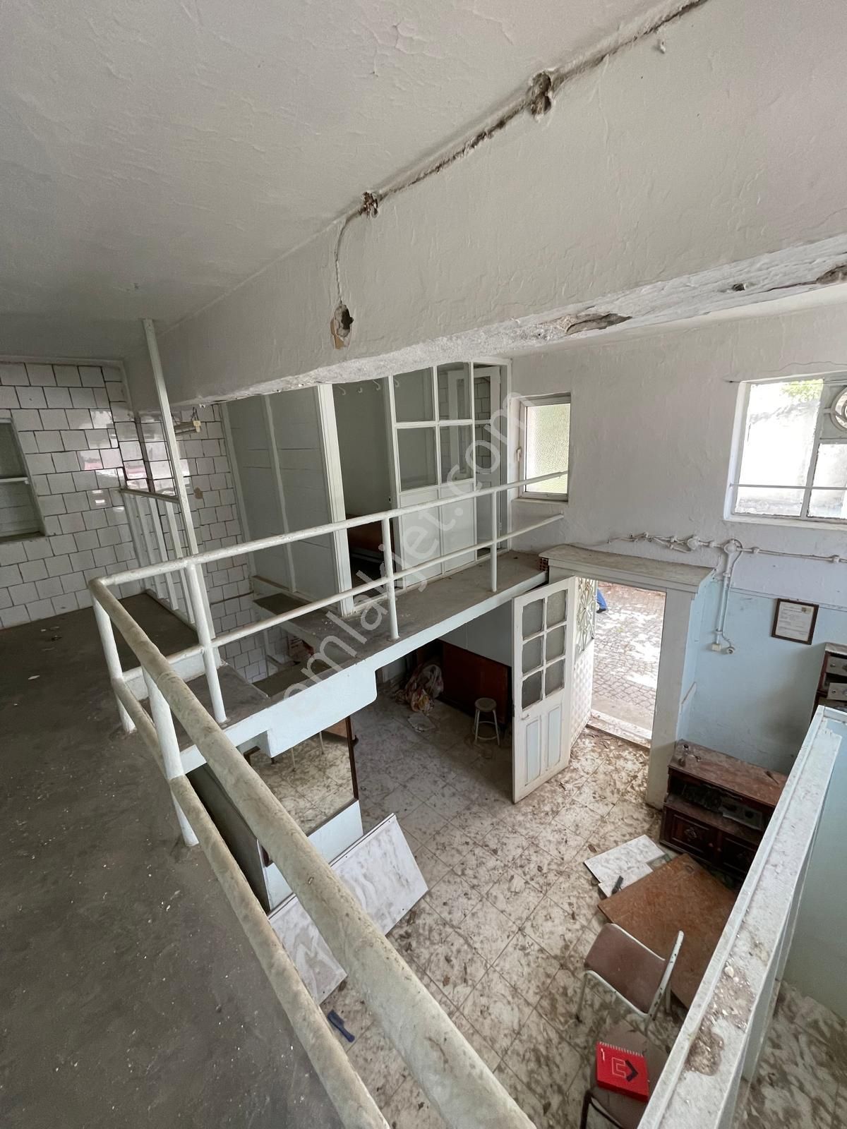 Ayvada'dan Ayvalık Merkez'de Bahçeli 2 Katlı Hamam Ve 2 Katlı Taş Rum Ev - Görsel 7