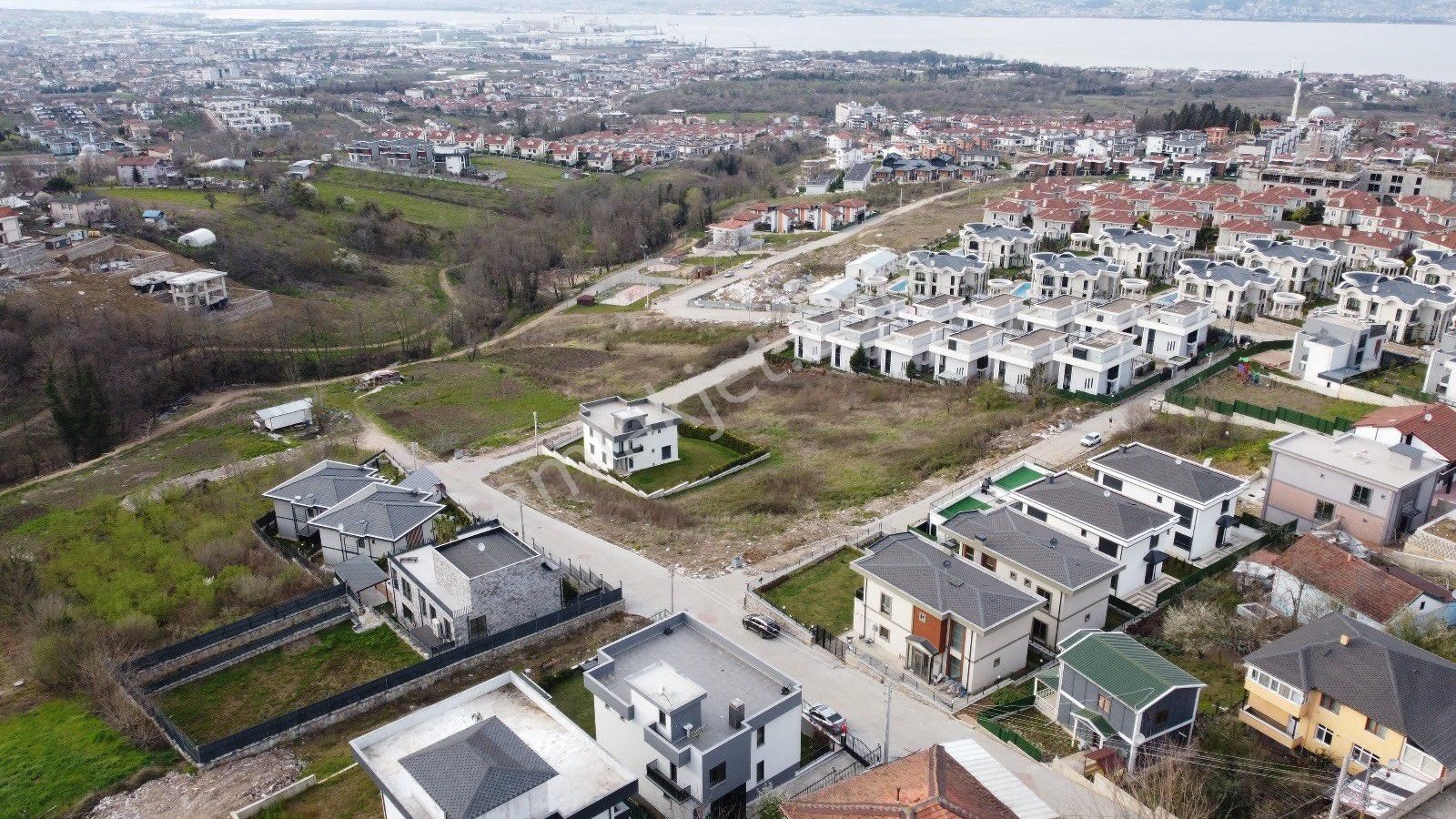 Başiskele Damlar Satılık Konut İmarlı *KOCAELİ BAŞİSKELE'DE PANORAMİK MANZARALI VE EŞSİZ KONUMLU ARSA*