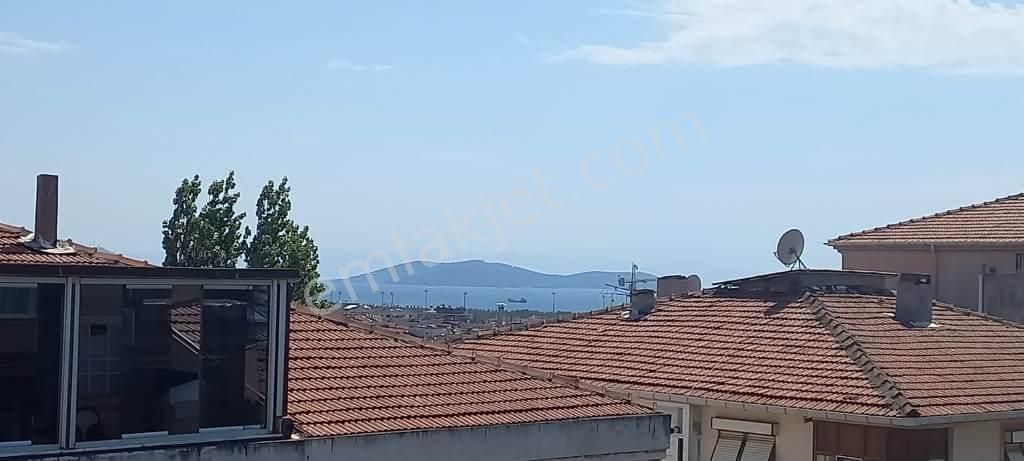 Maltepe Küçükyalı Satılık Daire  Küçükyalı Merkezde Deniz Manzaralı 4+1 Çatı Katı